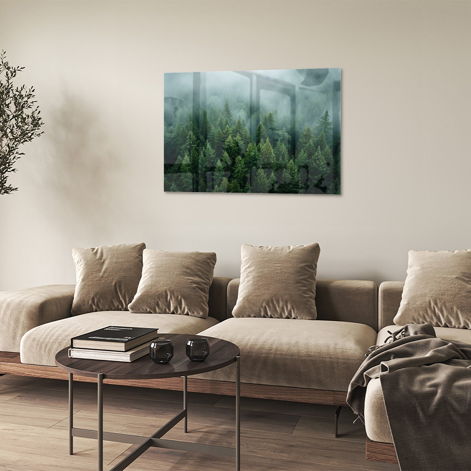 Glazen schilderij van dennenbossen in mist aan de muur