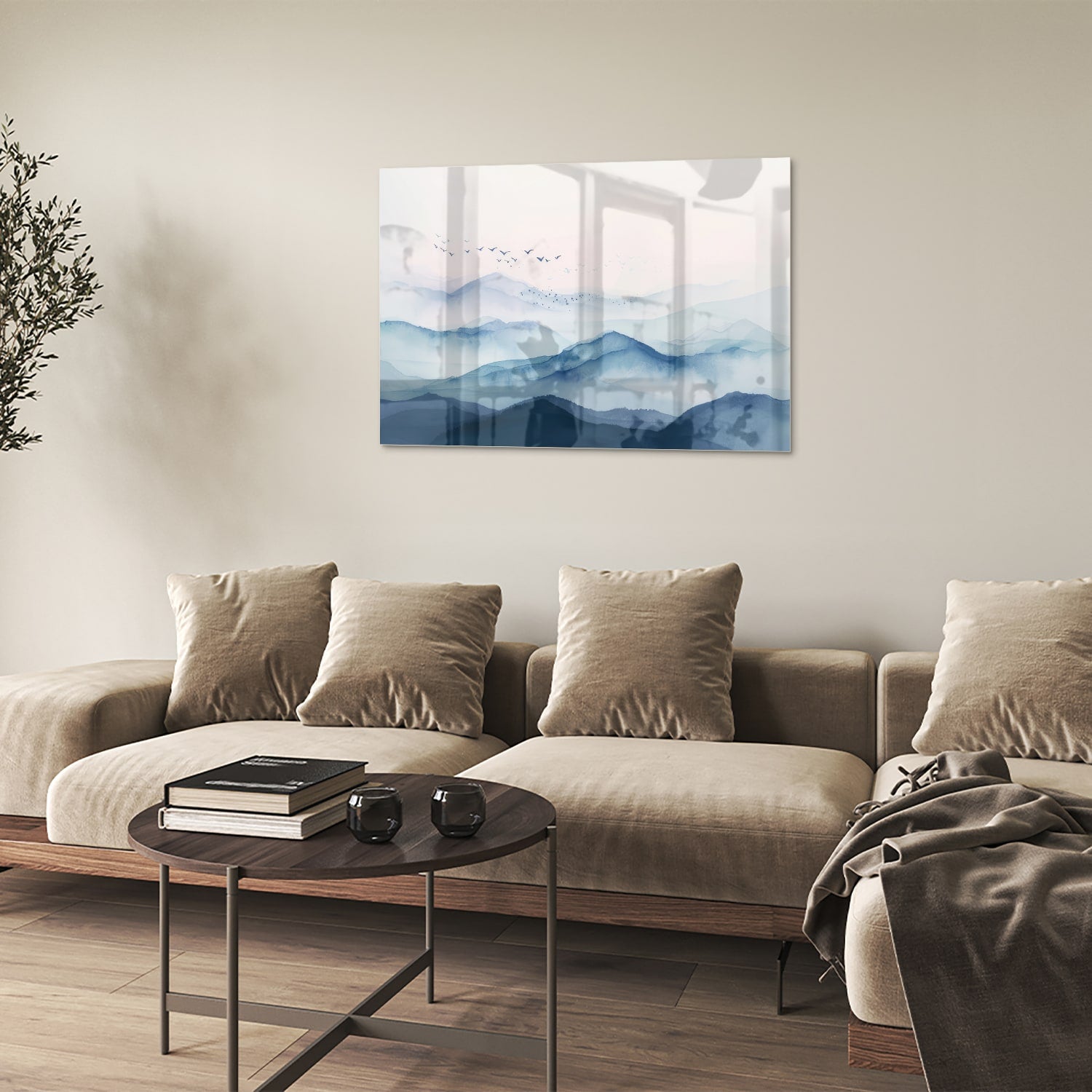 Glazen schilderij met blauwe bergen en pastelhemel, ideaal voor wanddecoratie.