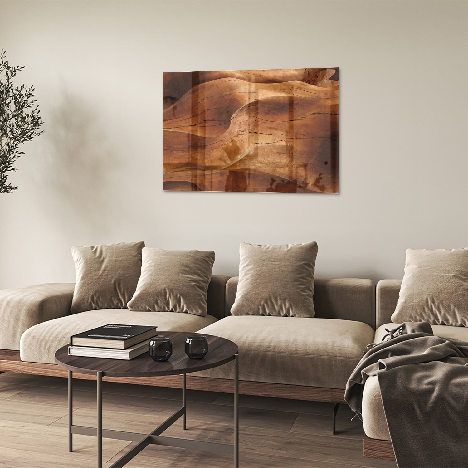 Abstract glazen schilderij met warme houttinten boven een moderne kast in een lichte woonkamer.