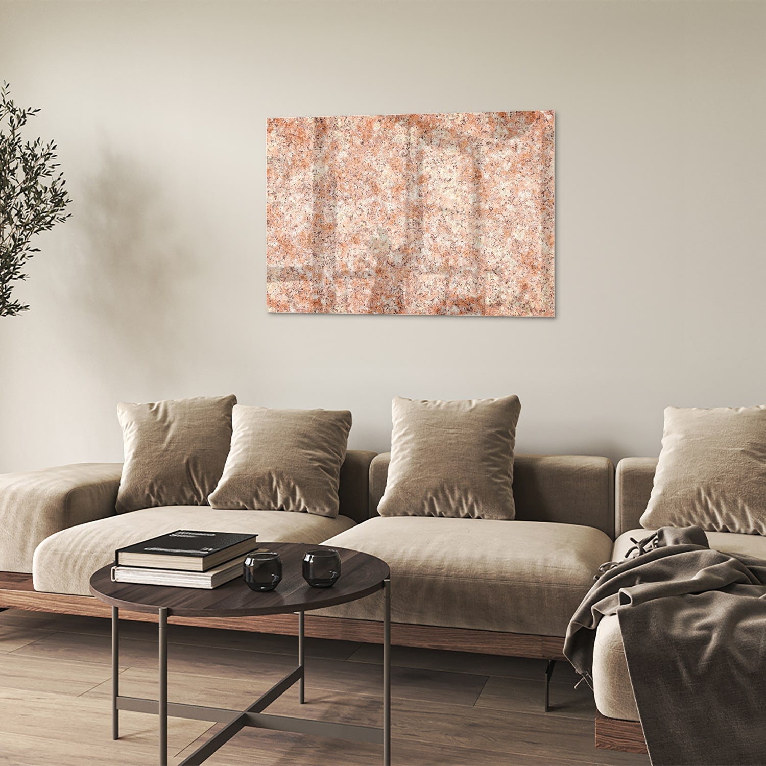 Glazen schilderij in zacht roze en goud aan de muur boven een houten kast