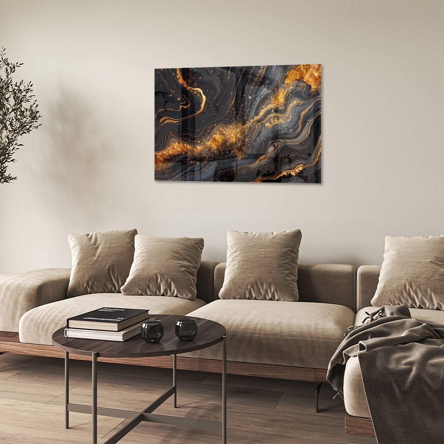 Glas schilderij met een zwart en gouden marmerdesign aan de muur in een moderne woonkamer