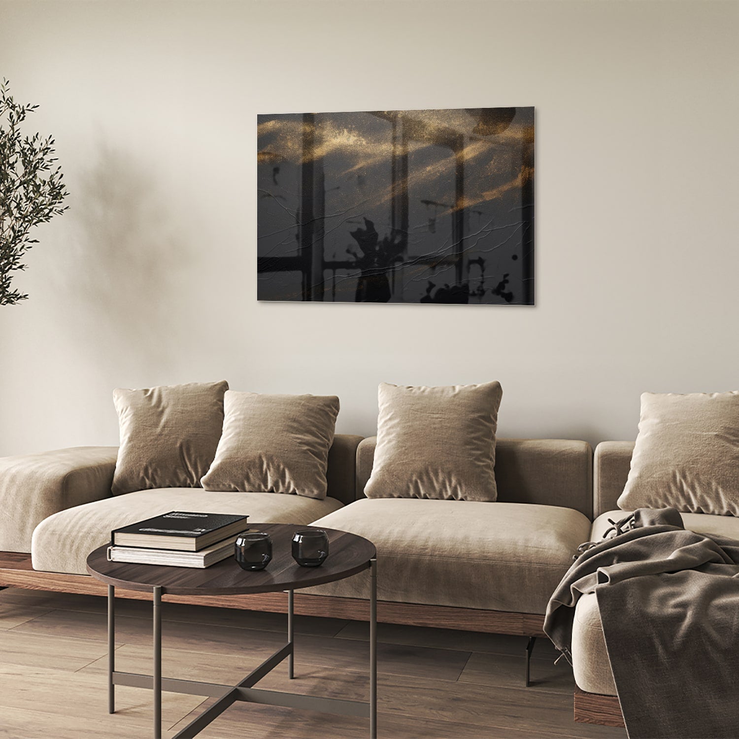 Elegant zwart glazen schilderij met gouden accenten aan de muur.