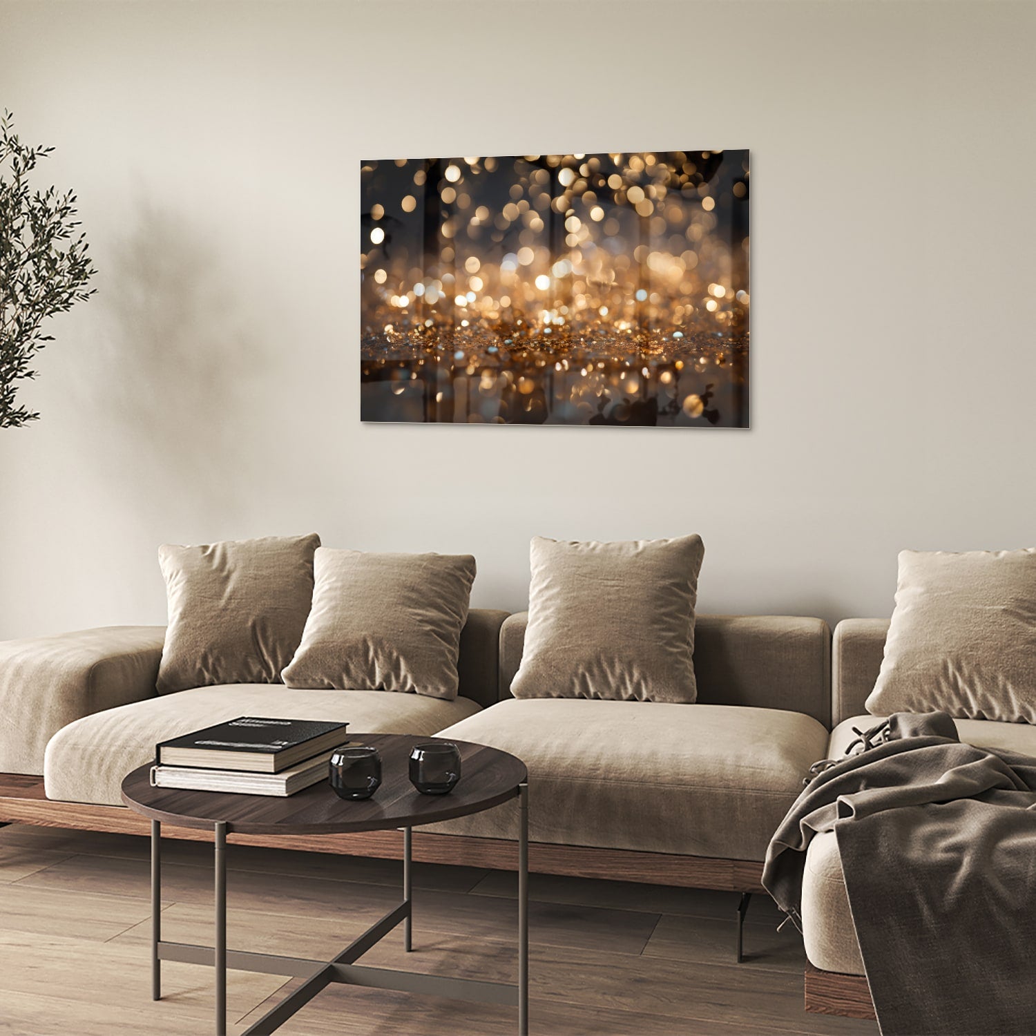 Glazen schilderij met gouden bokeh-effect aan de muur in een moderne woonkamer.