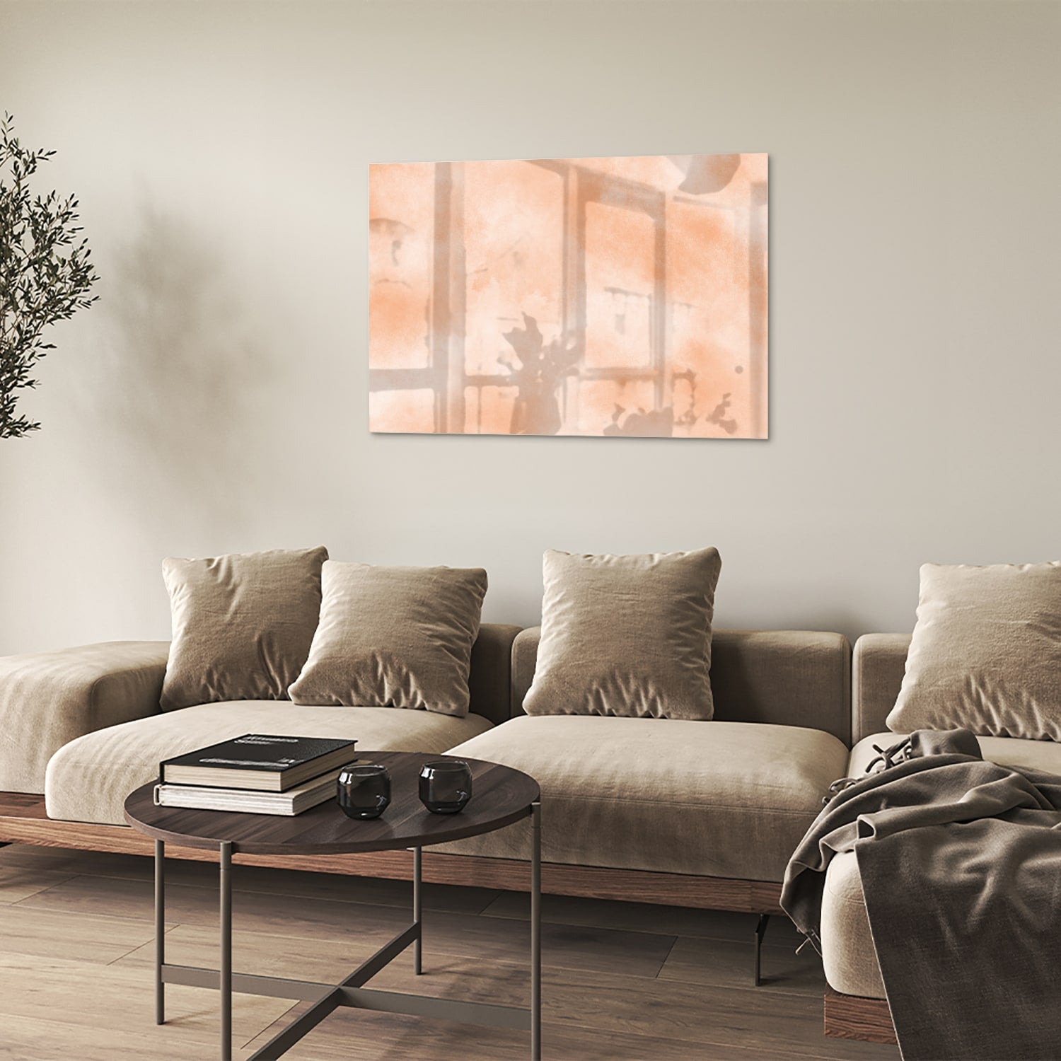Glas schilderij in warme aardetinten hangt boven een houten kast in een moderne woonkamer.