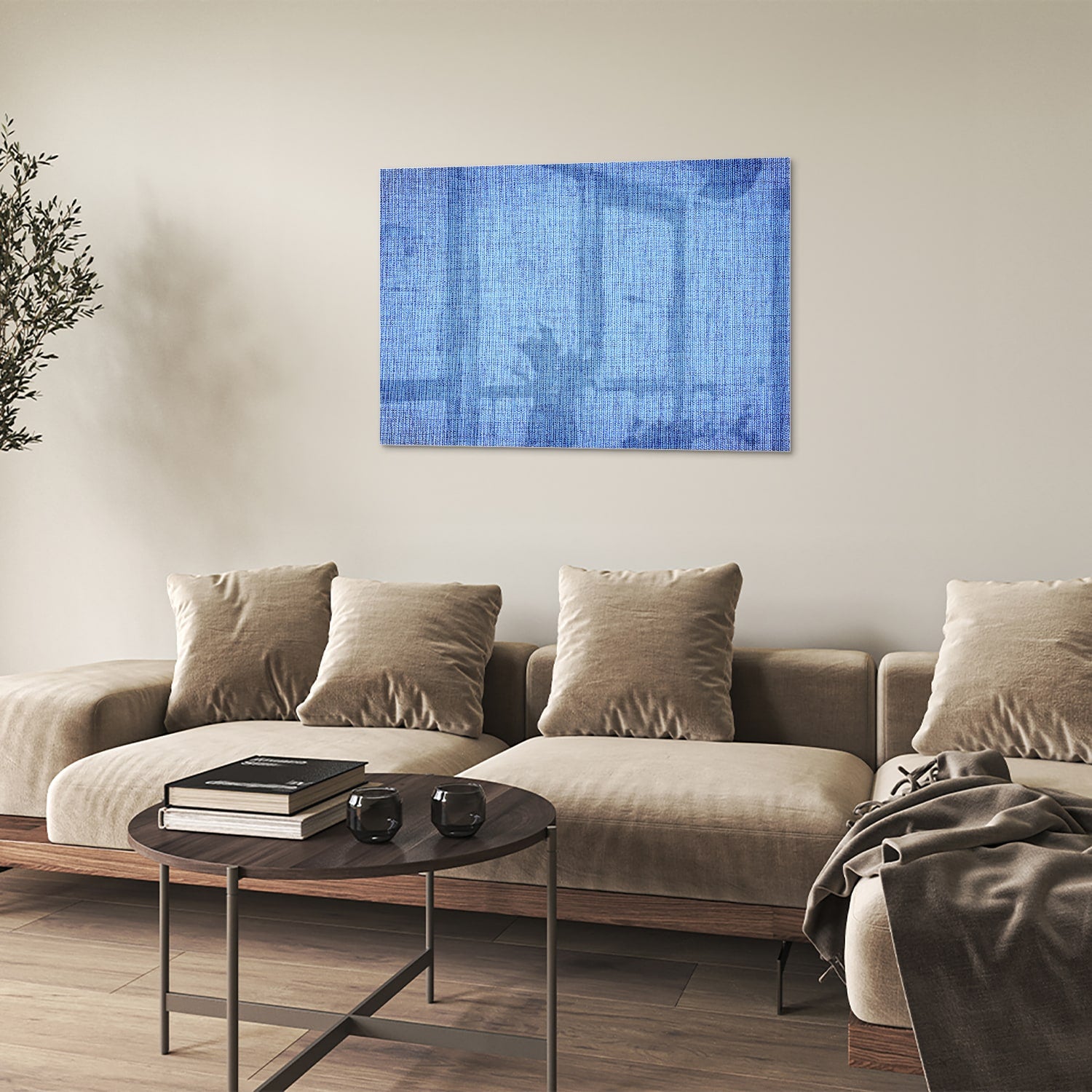 Blauw glazen schilderij aan de muur in een moderne woonkamer