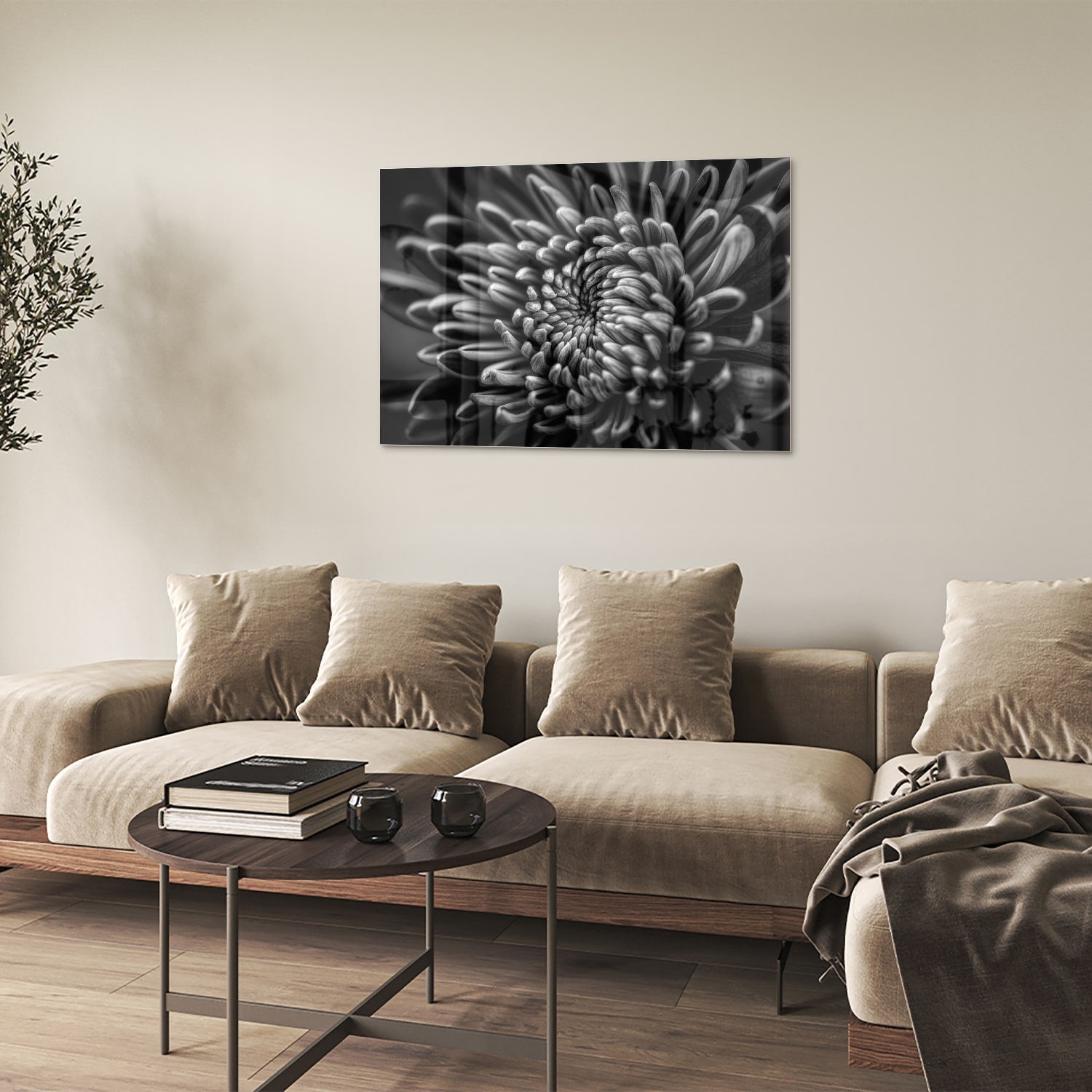 Zwart-wit glas schilderij van een kronkelige bloem aan de muur.