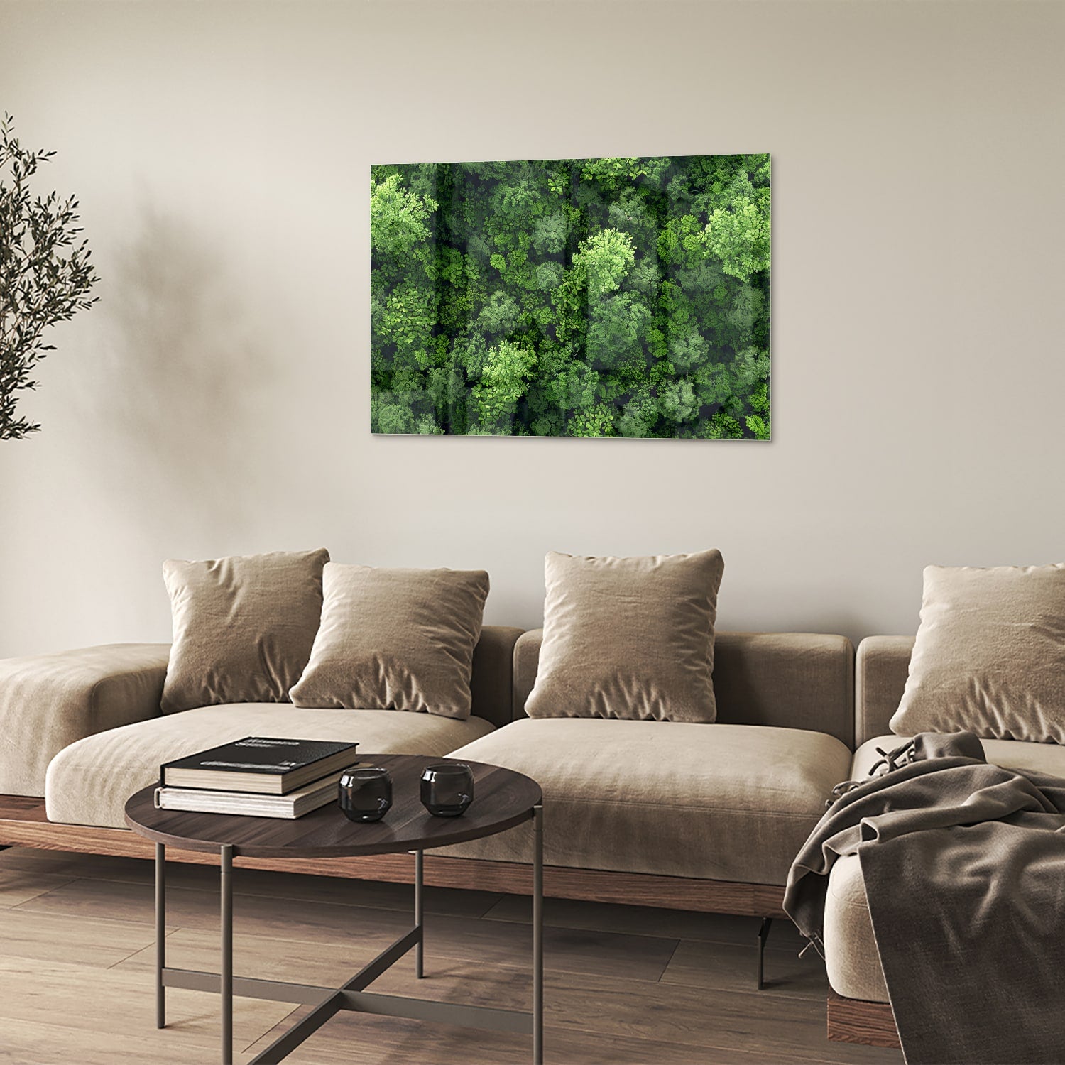 Luchtfoto van een weelderig groen bos op een muur in een moderne kamer.