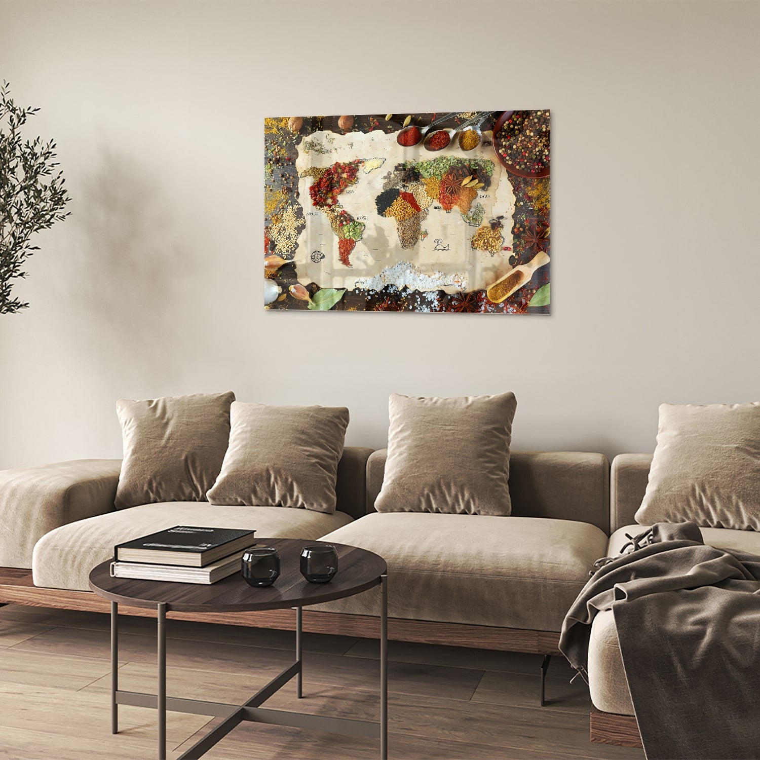 Kleurrijk glazen schilderij met een artistieke weergave van fruit en specerijen aan de muur.