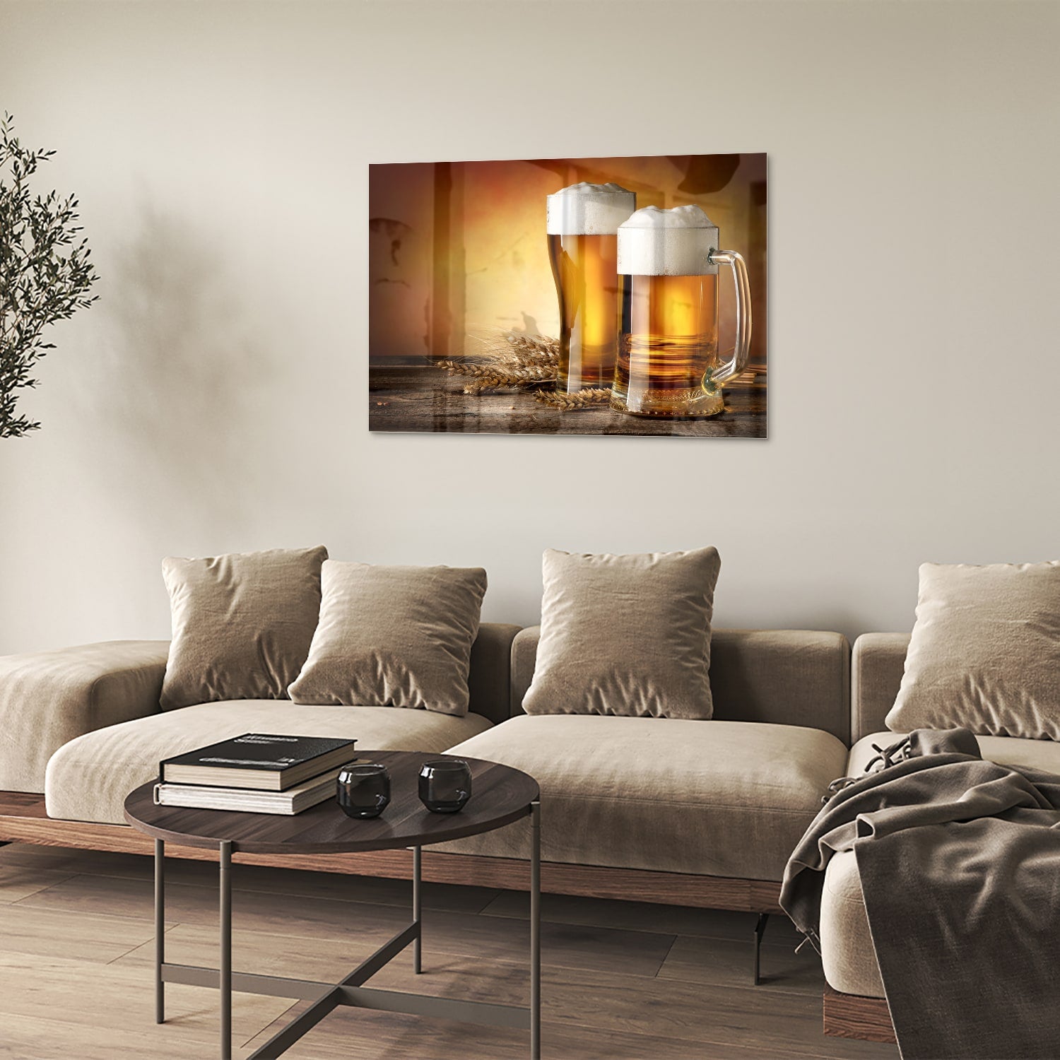 Glazen schilderij met twee volle bierglazen op een houten tafel