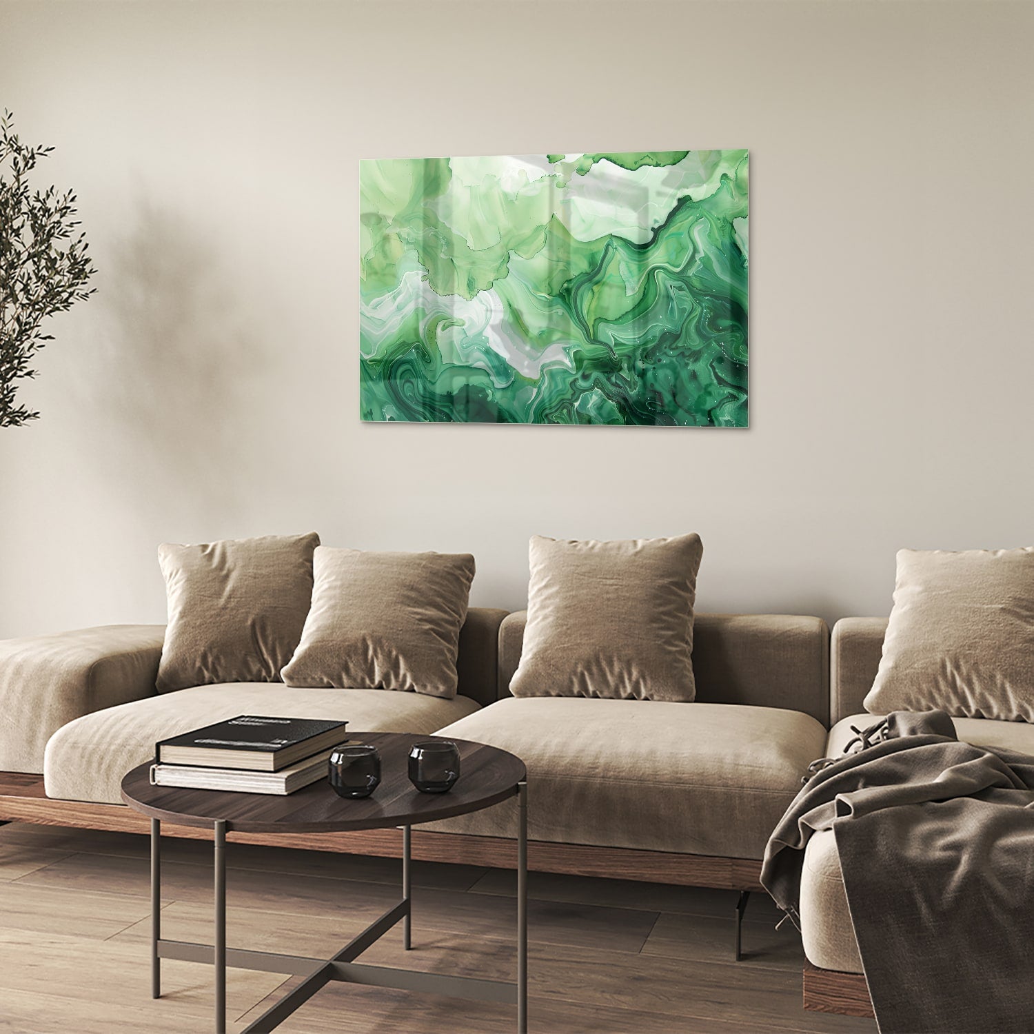 Een groen marmeren glazen schilderij dat hangt boven een kast in een moderne woonkamer.