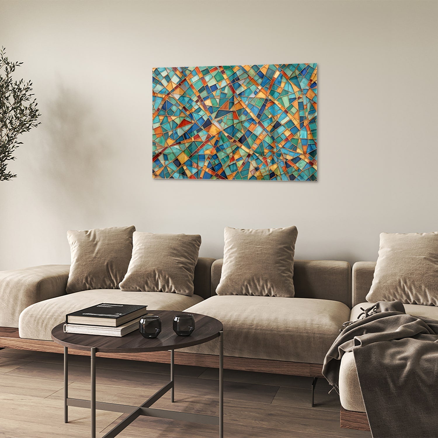 Kleurrijk abstract glazen schilderij aan de muur boven een houten meubel.