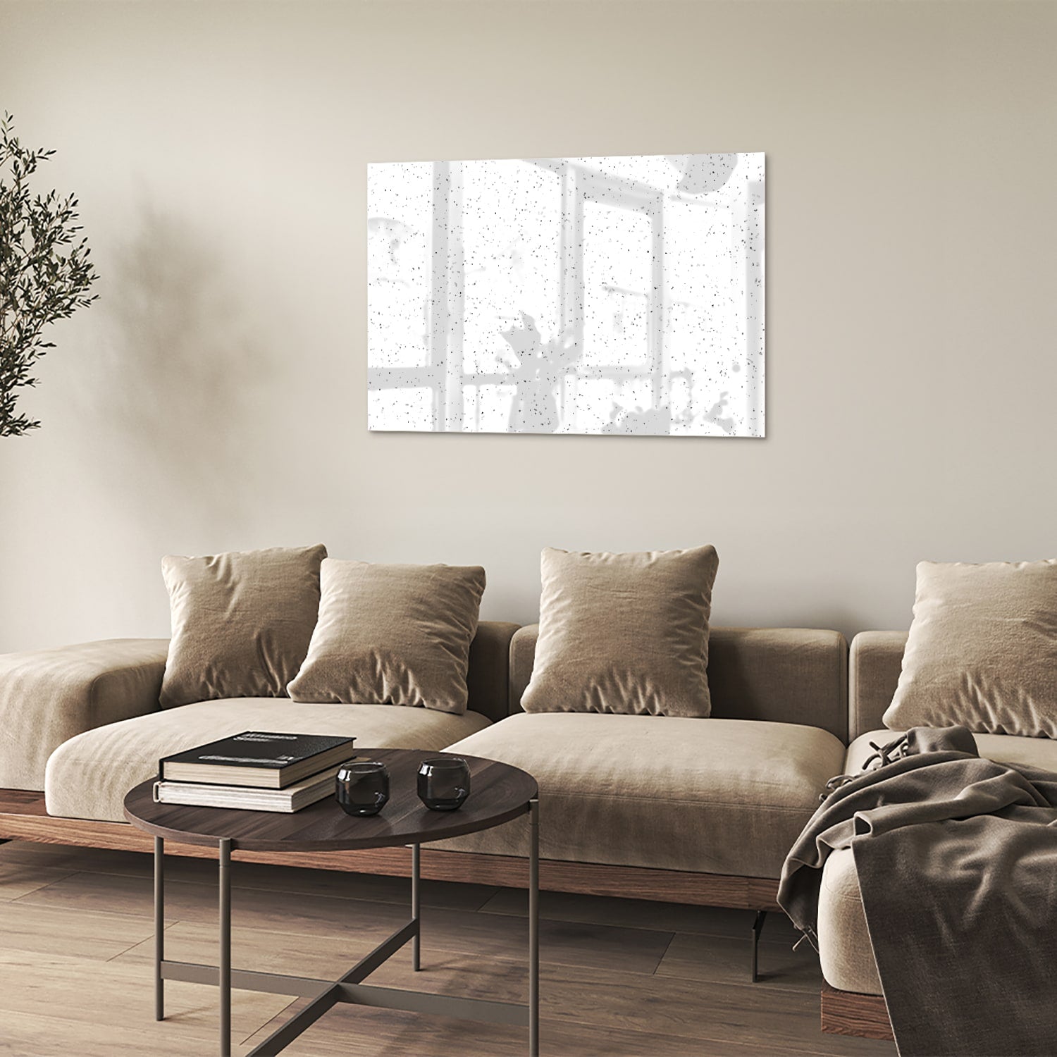 Modern glazen schilderij met speckles aan de muur in een lichte woonkamer