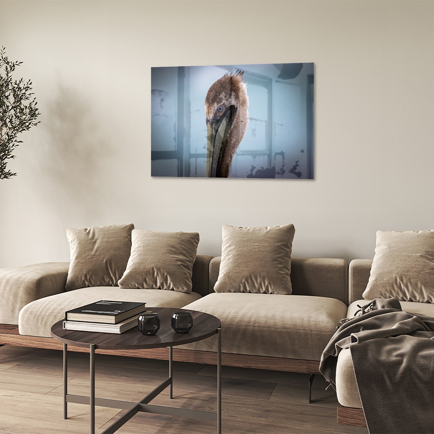 Glazen schilderij van een pelikan met een elegant design in een moderne woonkamer.