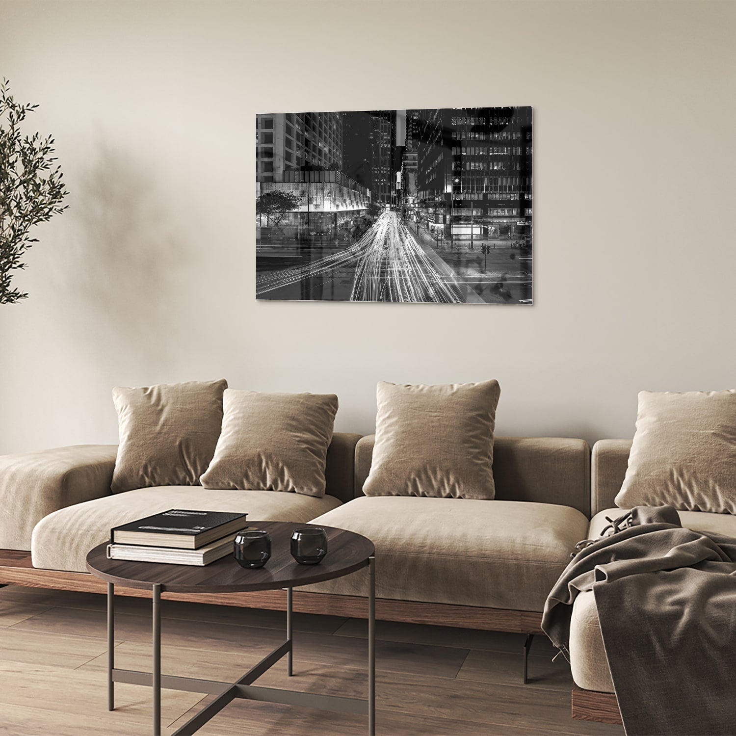 Glazen schilderij met stadslichten in zwart-wit boven een moderne meubelset.