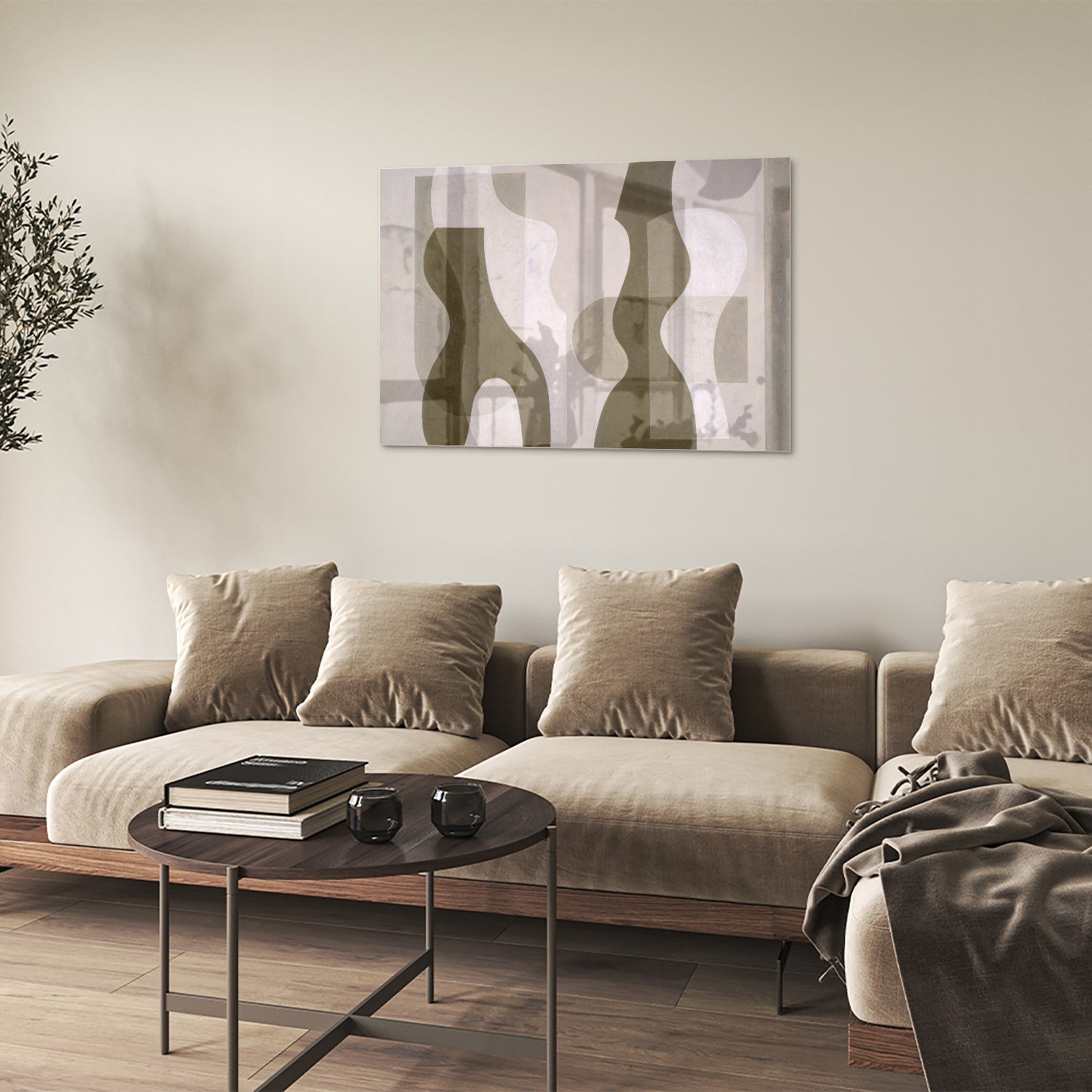 Moderne glazen schilderij met abstracte vormen in een woonkamer.
