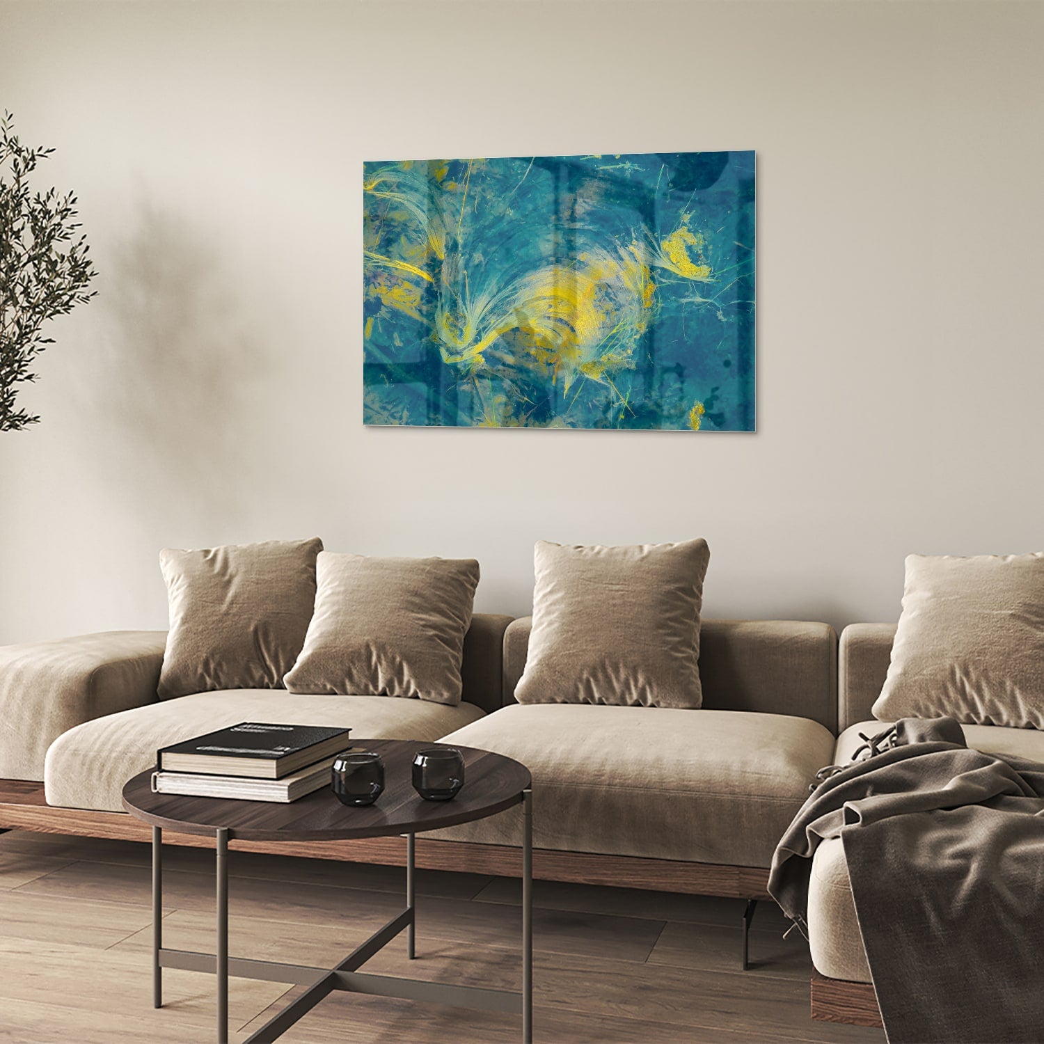 Abstract glazen schilderij met blauw en geel dat aan de muur hangt
