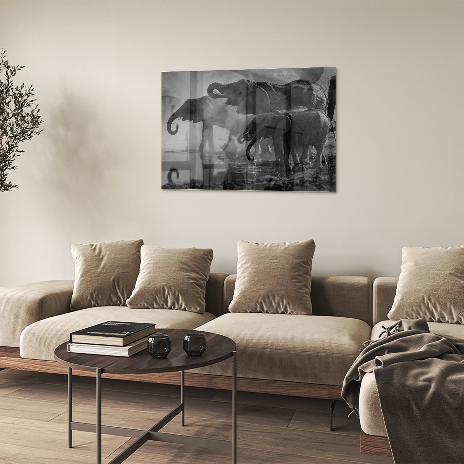 Glazen schilderij van olifanten in een moderne woonkamer