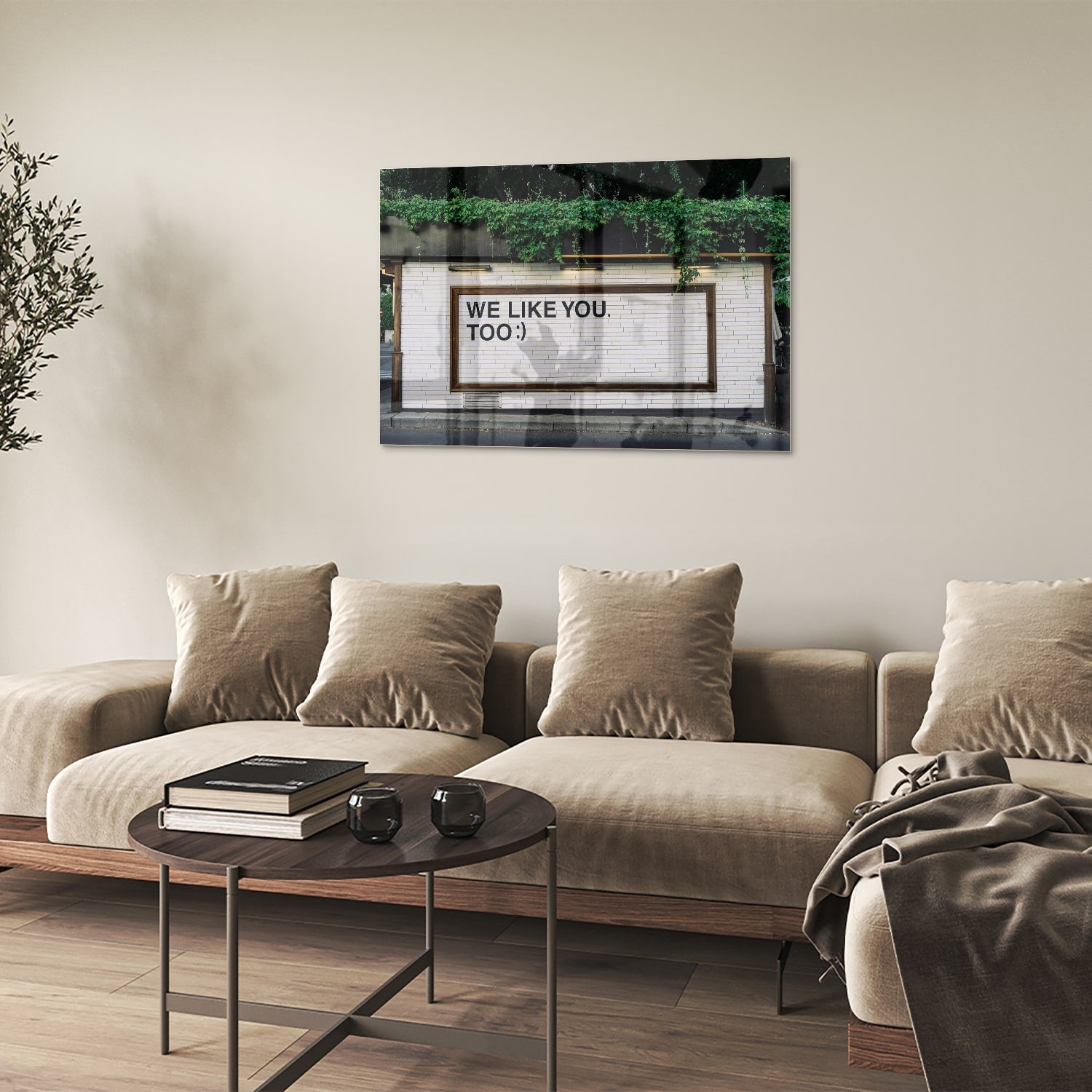 Glas schilderij met de tekst 'We Like You Too' en groene planten achtergronden.
