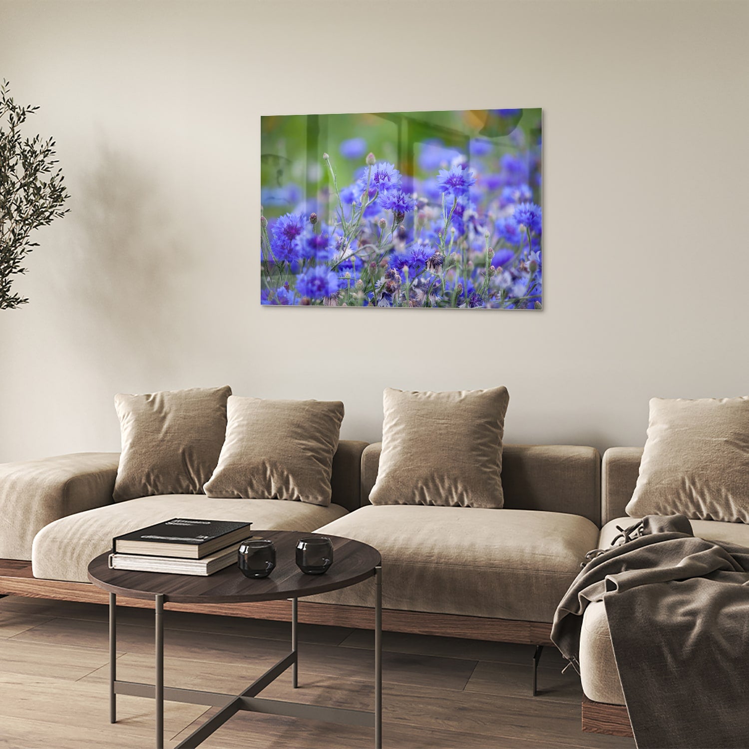 Glazen schilderij met paarse bloemen aan de muur in een lichte woonkamer.