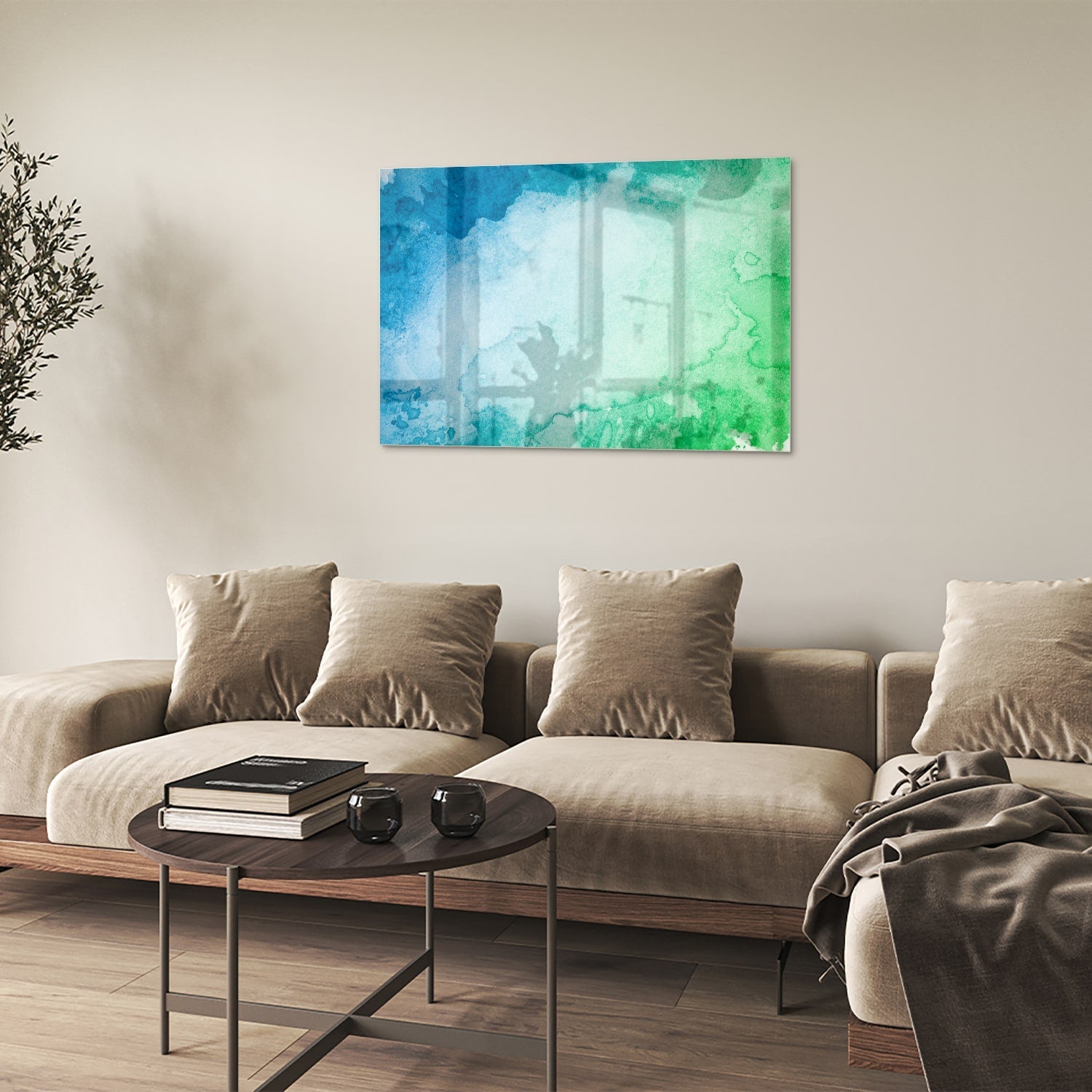 Abstract glazen schilderij in diverse tinten blauw en groen aan de muur.