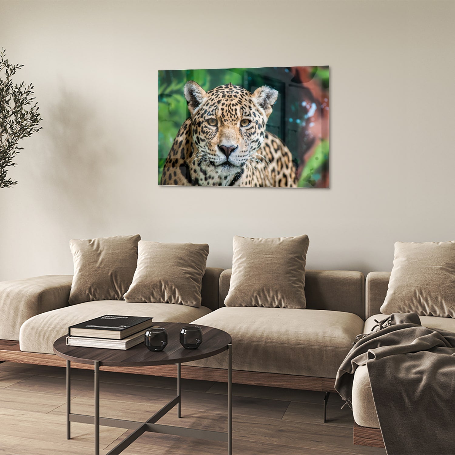 Glazen schilderij van een jaguar dat aan de muur hangt in een moderne woonkamer.