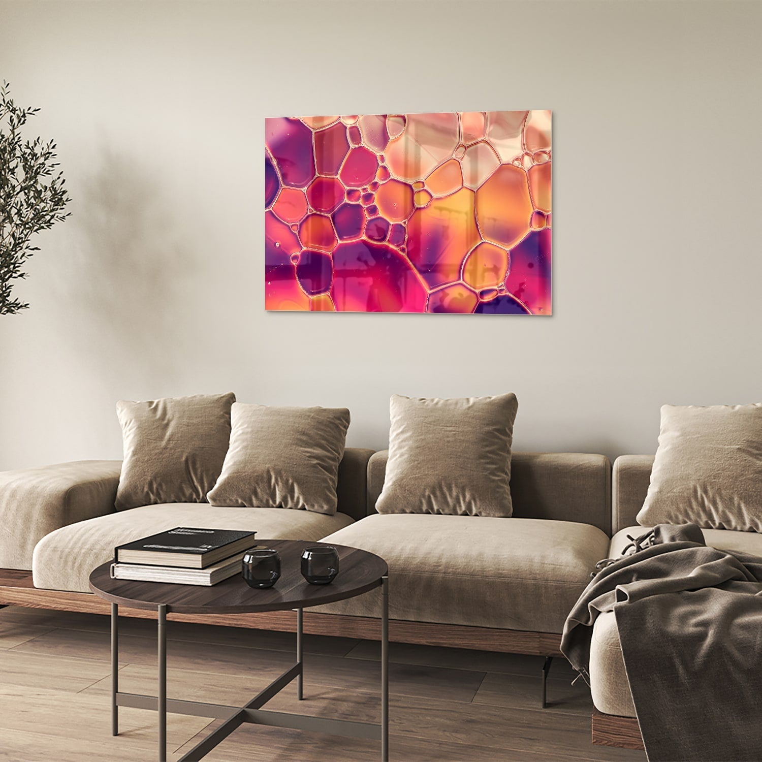 Abstract glazen schilderij met warme tinten in een interieur.