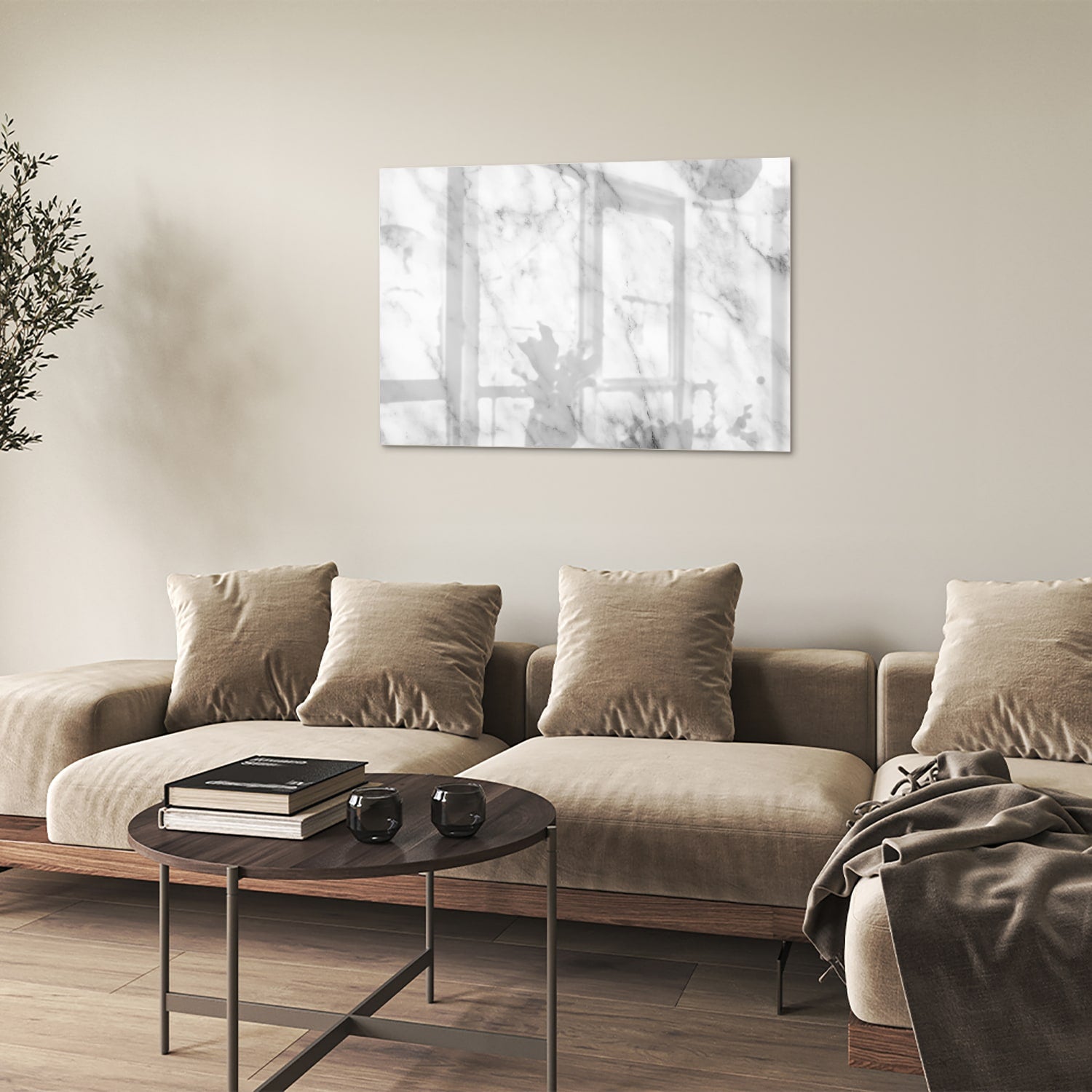 Glazen schilderij met marmer effect boven een houten meubel in een lichte kamer.