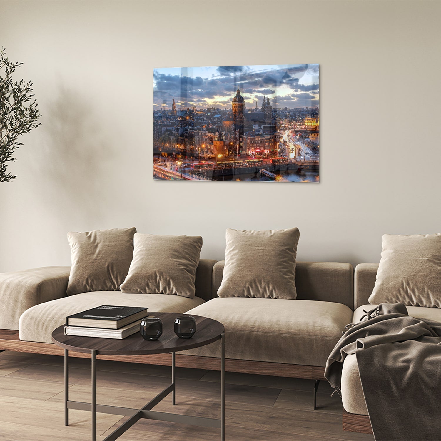 Glazen schilderij van een stedelijk landschap met stadslichten.