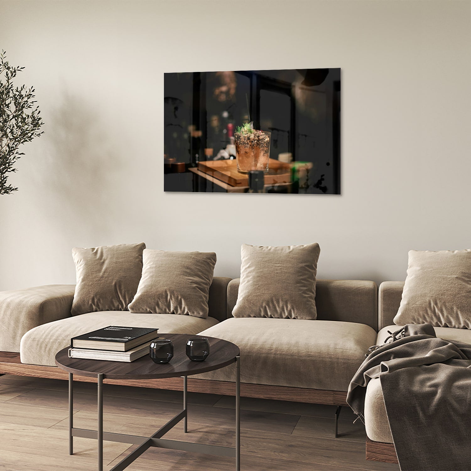 Glazen schilderij van een cocktail die sfeer en luxe uitstraalt.