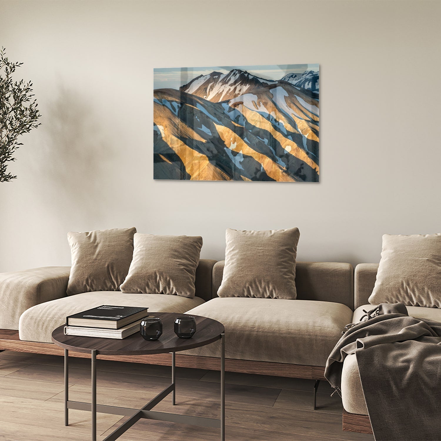 Glazen schilderij van bergen in blauw en goud, hanging in een stijlvolle kamer.