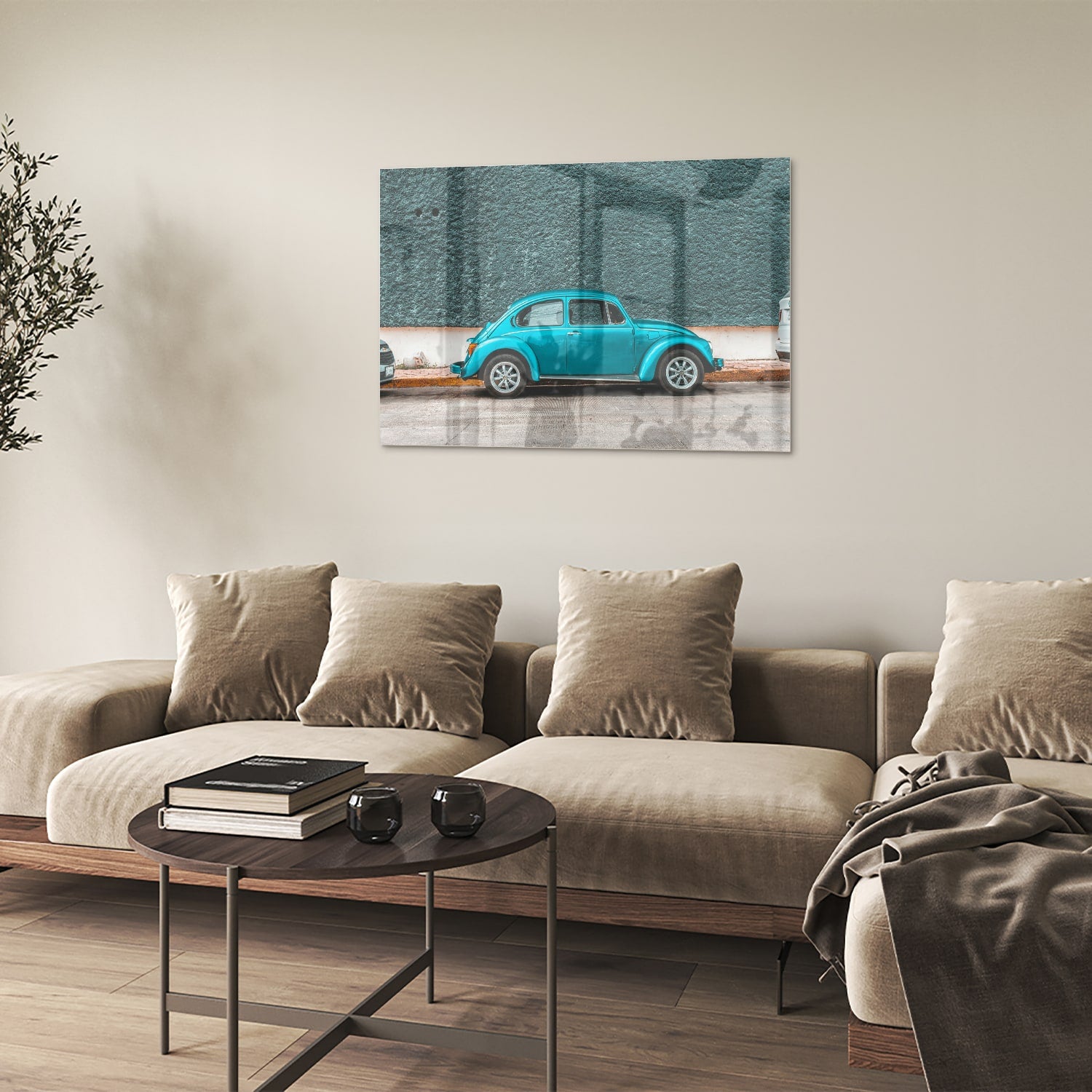 Glazen schilderij van een turquoise auto aan de muur in een moderne woonkamer.