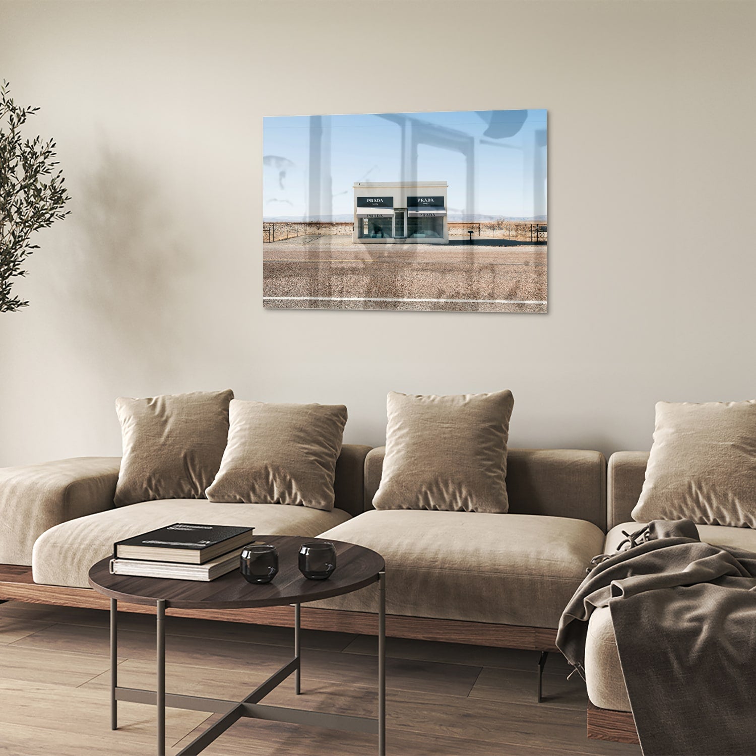 Glazen schilderij van een woestijnlandschap met moderne architectuur