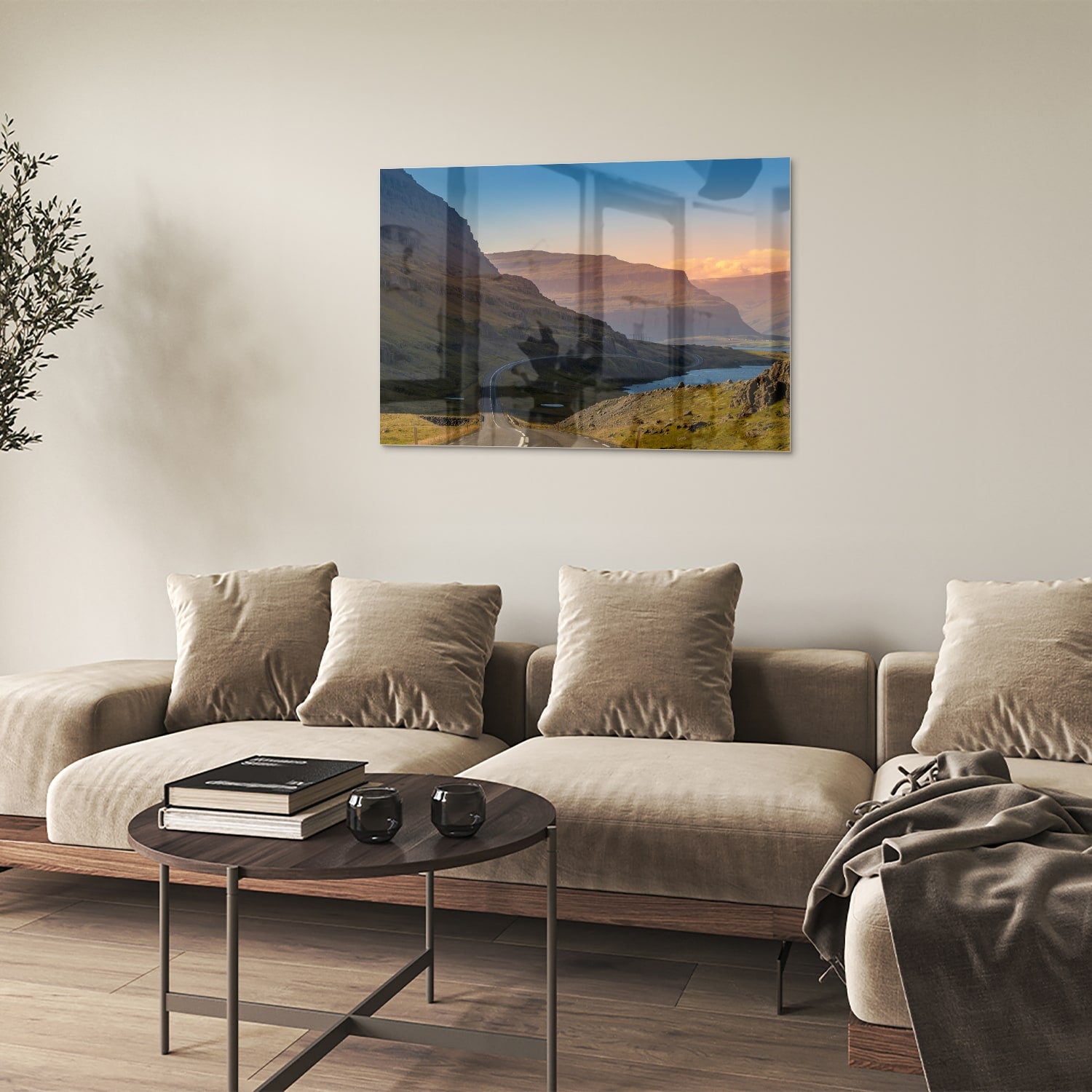 Glazen schilderij met uitzicht op bergen en een rivier in een modern interieur.