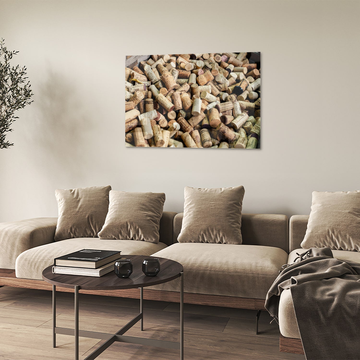 Glazen schilderij met een stapel wijnkurken op een muur.