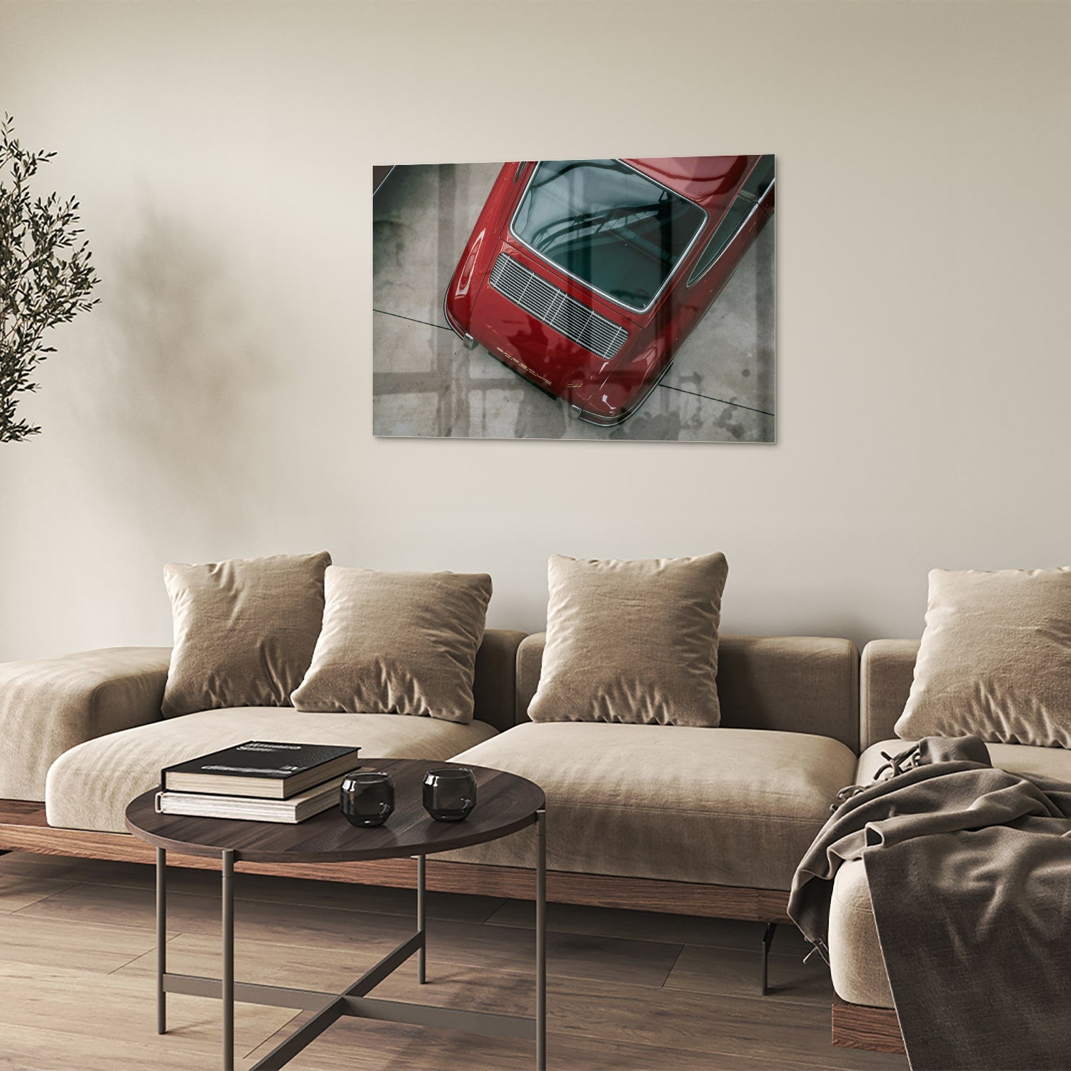 Glazen schilderij van een bovenaf gezien rode auto op een muur.
