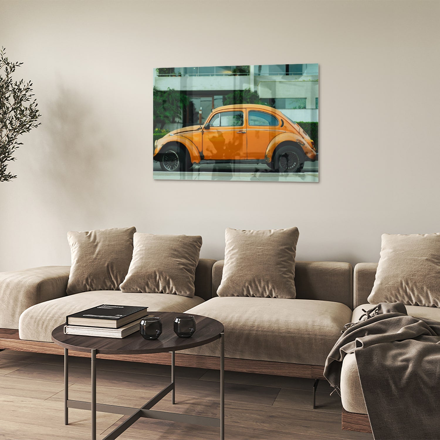 Glazen schilderij van een oranje Volkswagen Kever op een muur