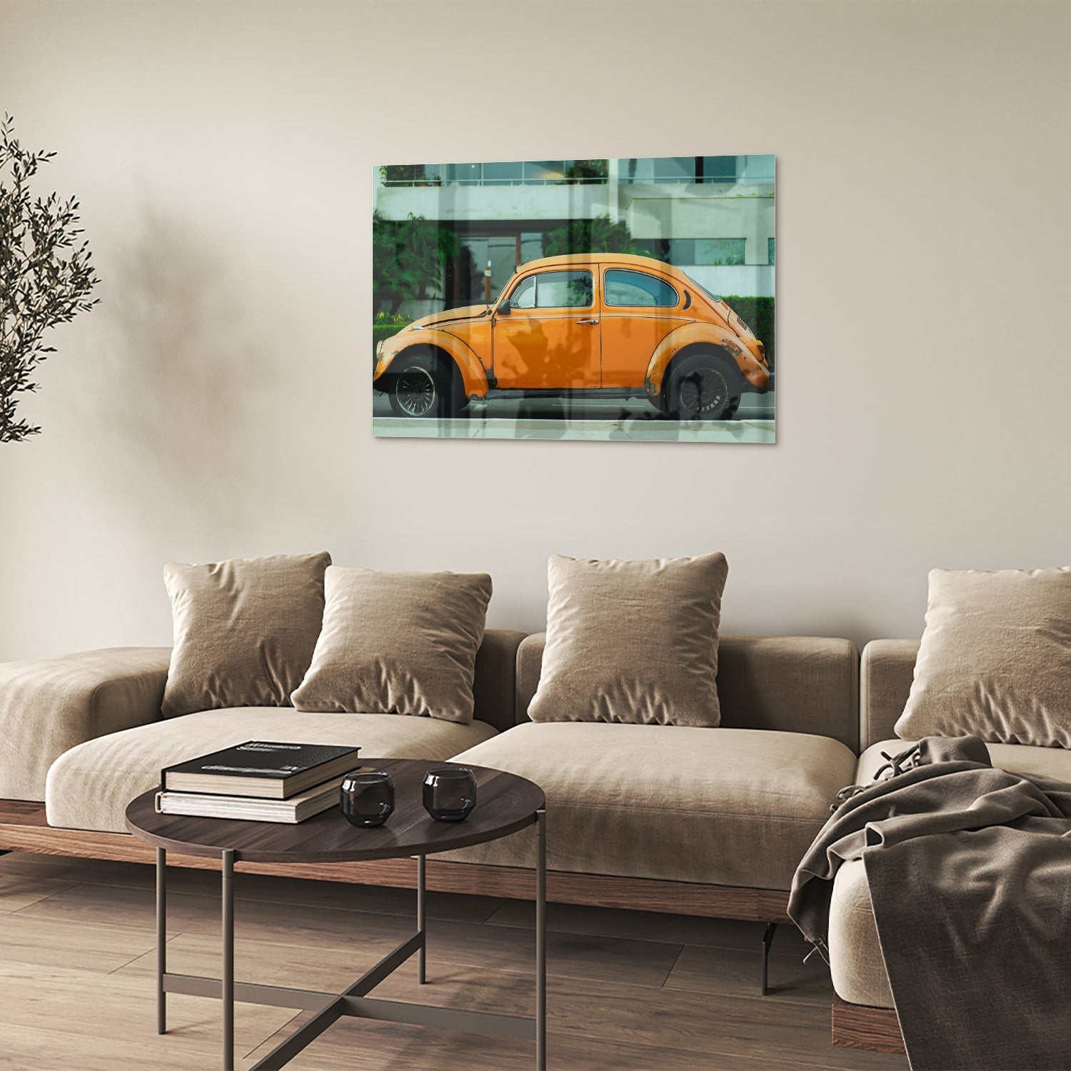 Glazen schilderij van een oranje Volkswagen Kever op een muur