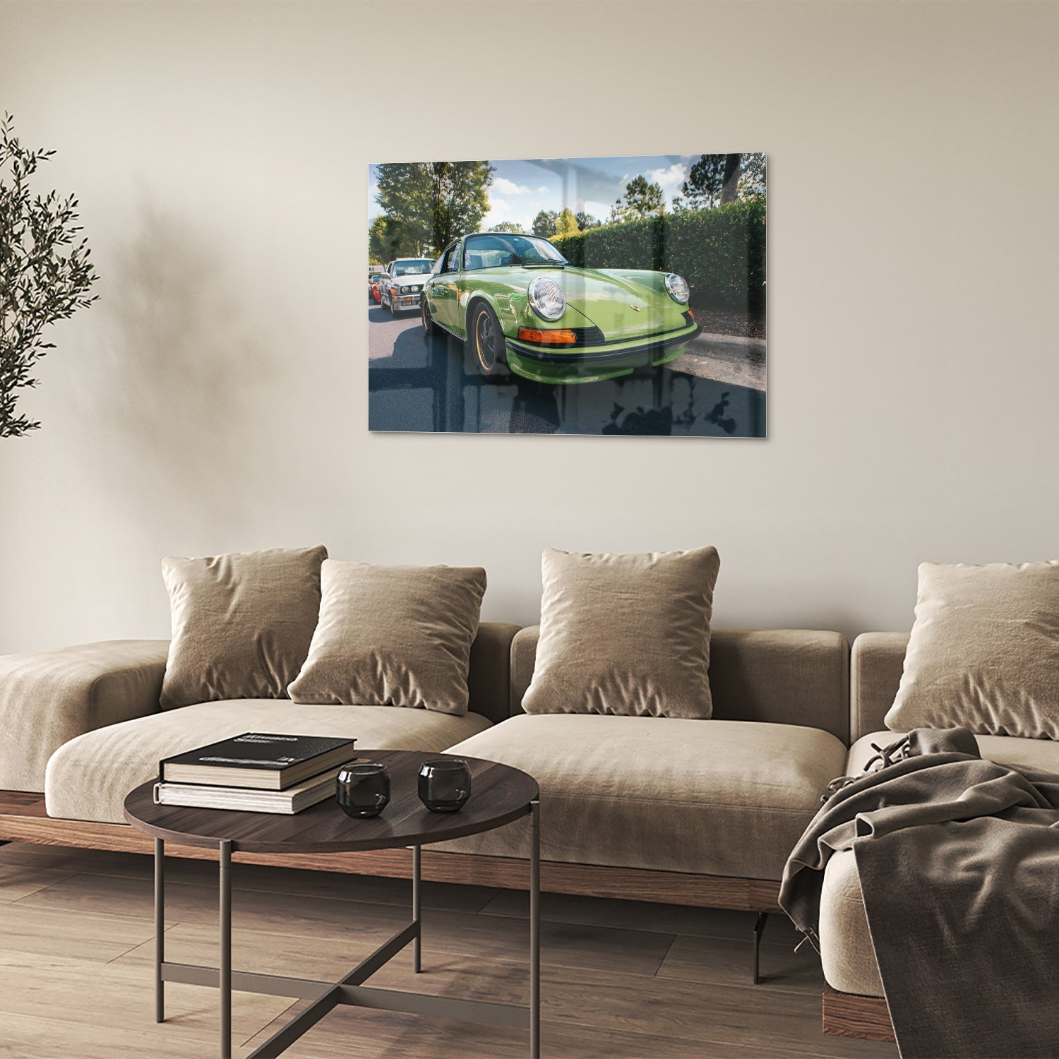 Glas schilderij van een groene Porsche aan de muur in een stijlvol interieur