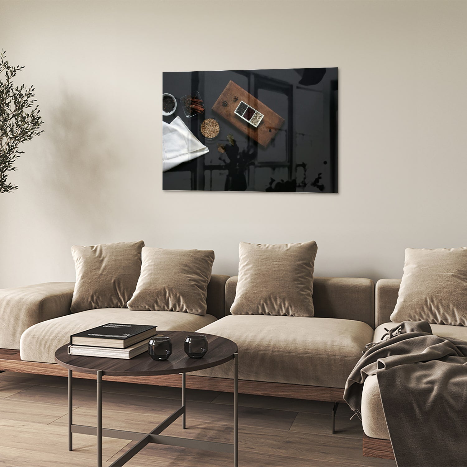 Glazen schilderij met een houten plank, koffie en notities op een tafel