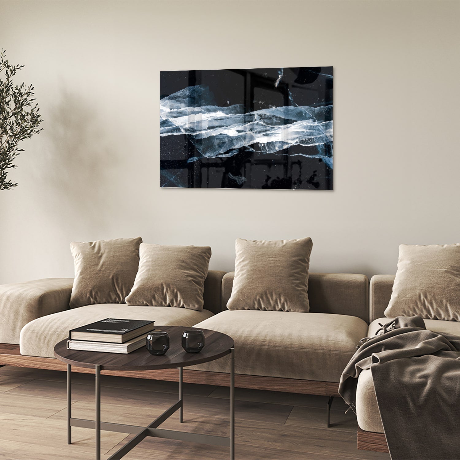 Abstract glazen schilderij in donkere kleuren met blauwe accenten, hangt aan de muur.