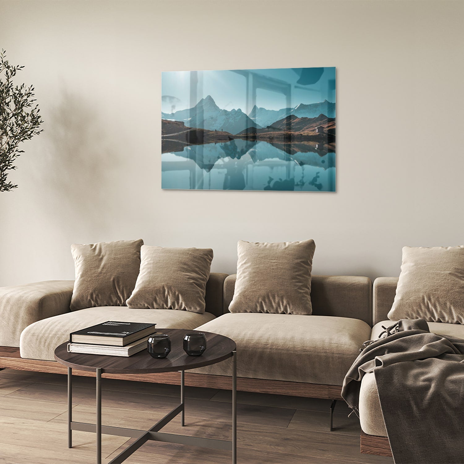 Glazen schilderij met bergen en reflecties in water.