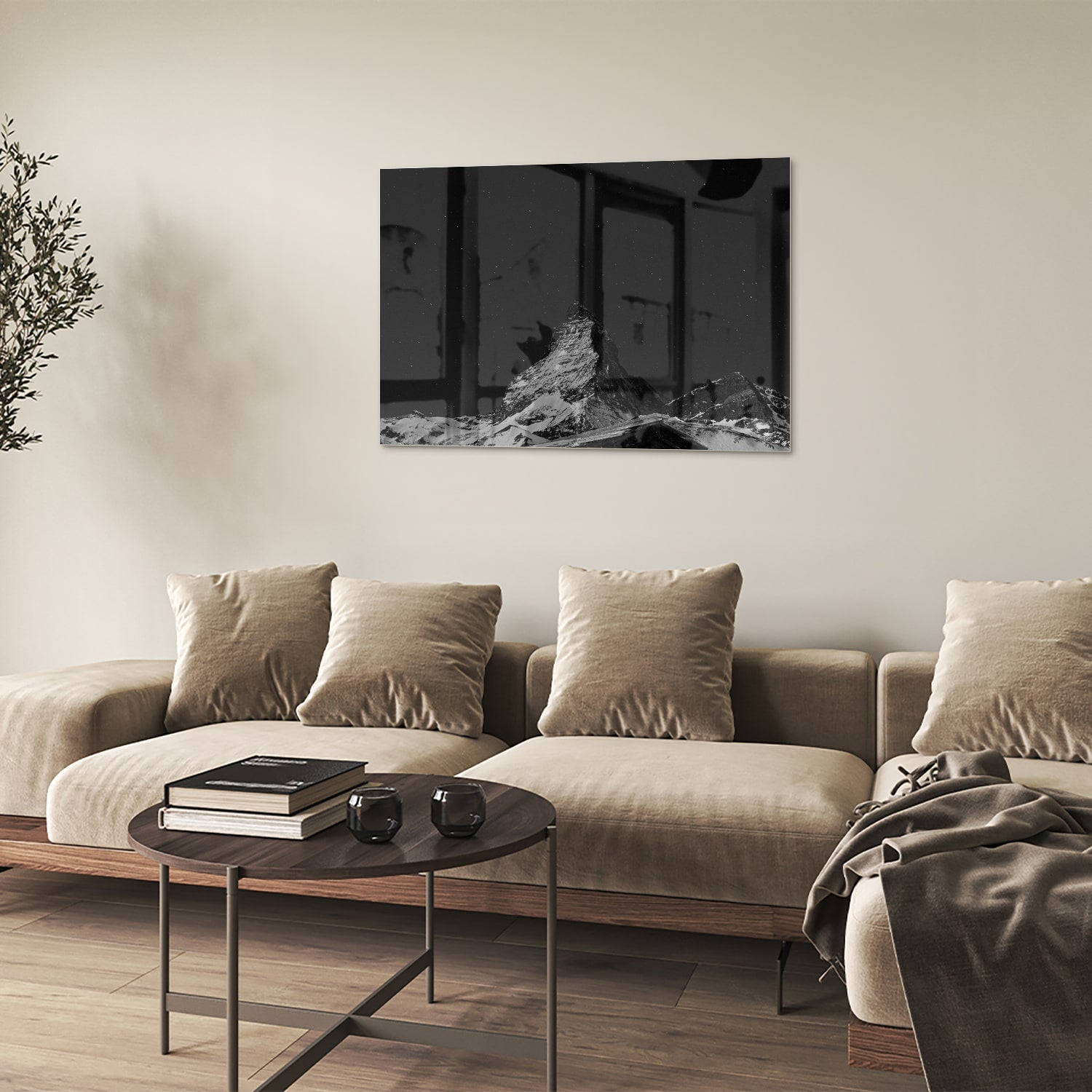 Zwart-wit glazen schilderij met een berglandschap boven een moderne kast