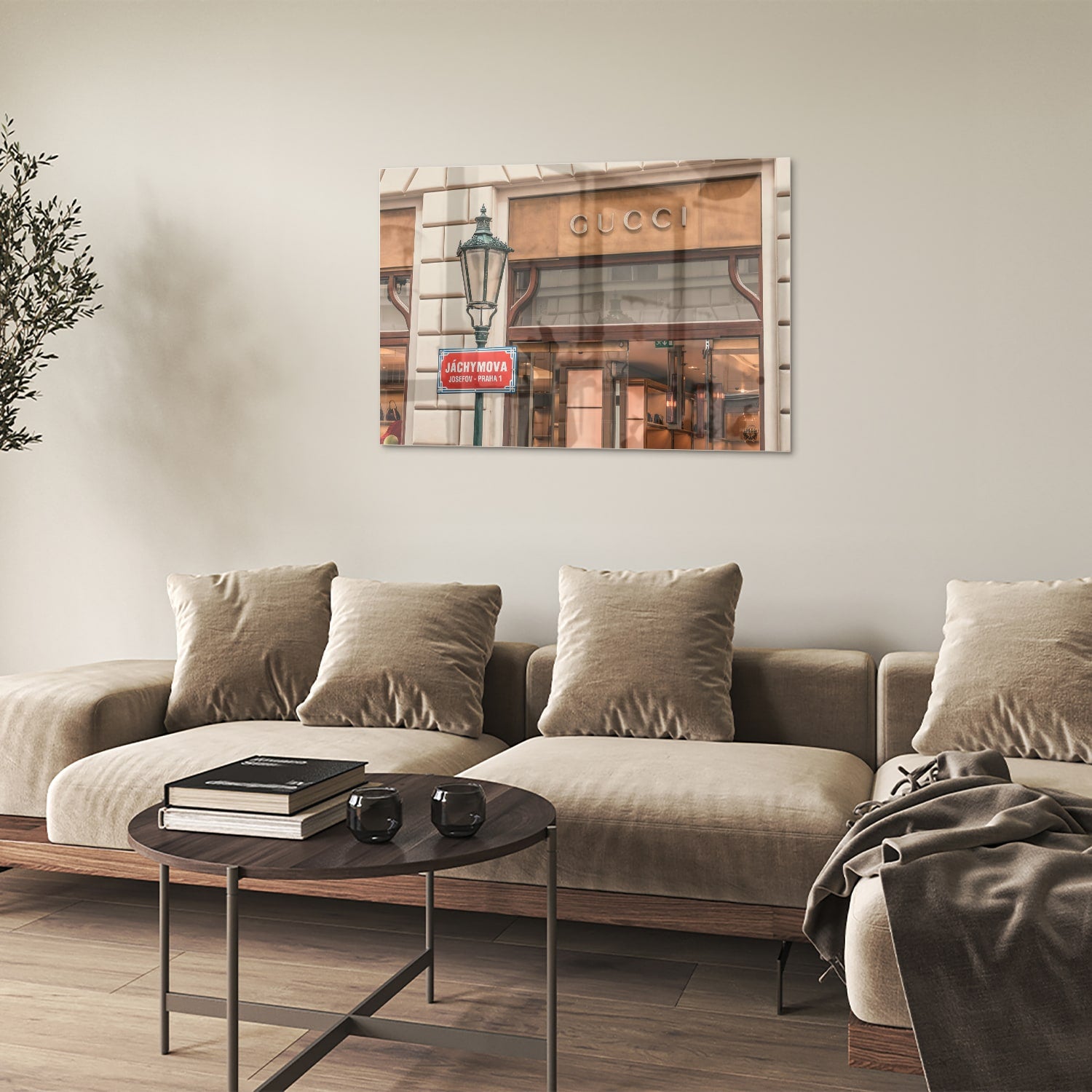 Glazen schilderij met Gucci etalage en vintage lantaarn, perfect voor wanddecoratie.