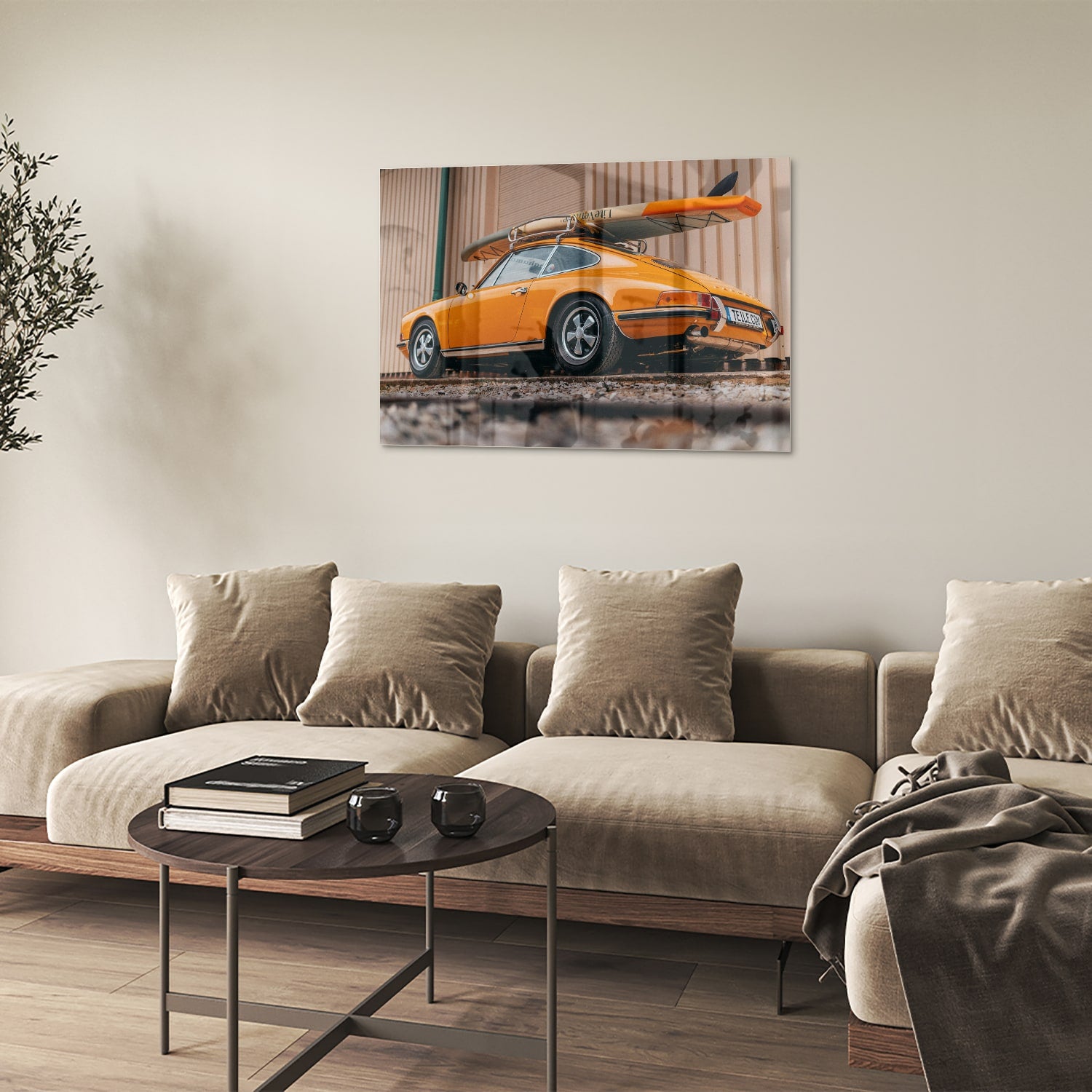 Een glazen schilderij van een oranje auto met een surfbord op het dak, gepresenteerd in een moderne woonkamer.