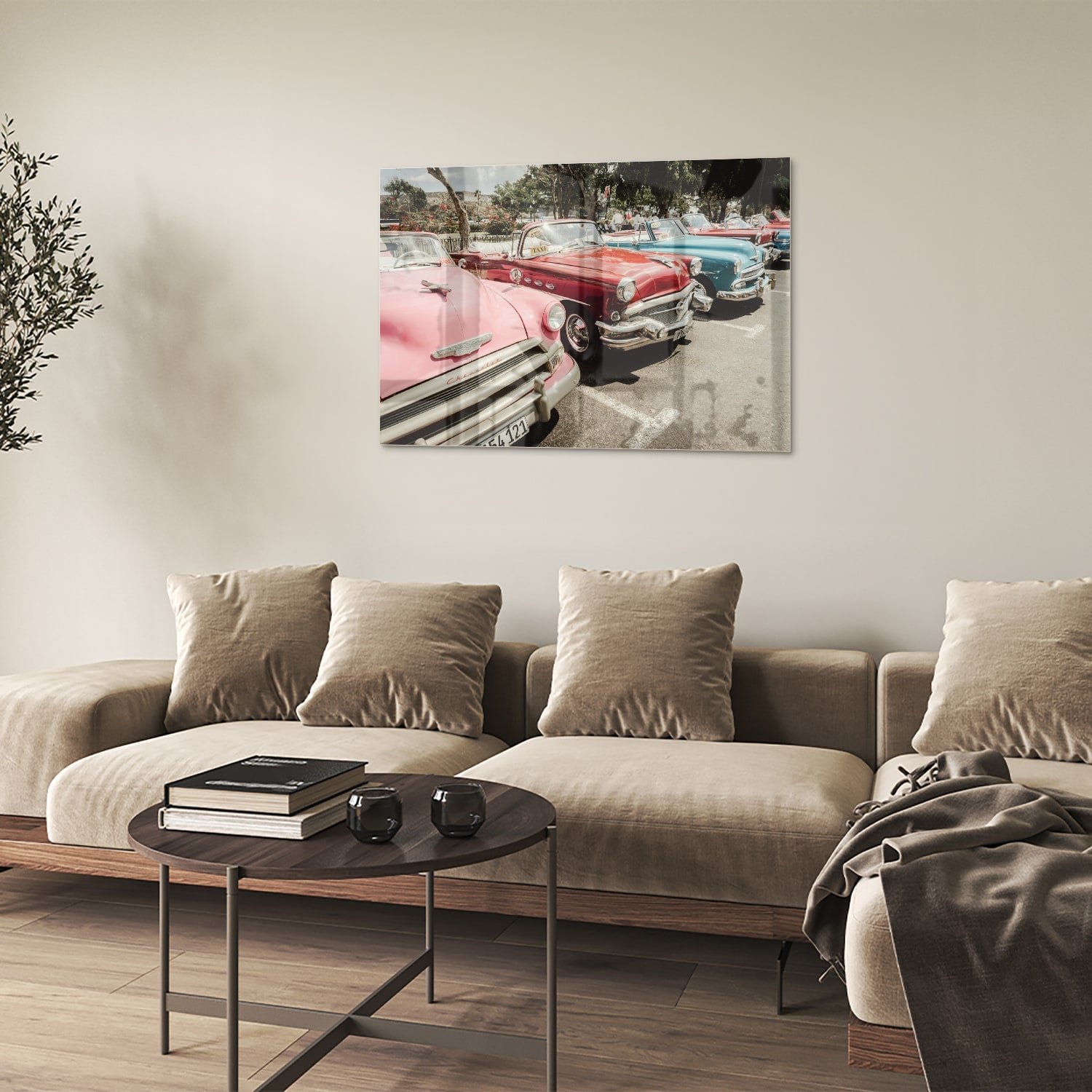Glazen schilderij met retro auto's in roze, rood en blauw, perfect voor moderne interieurs.