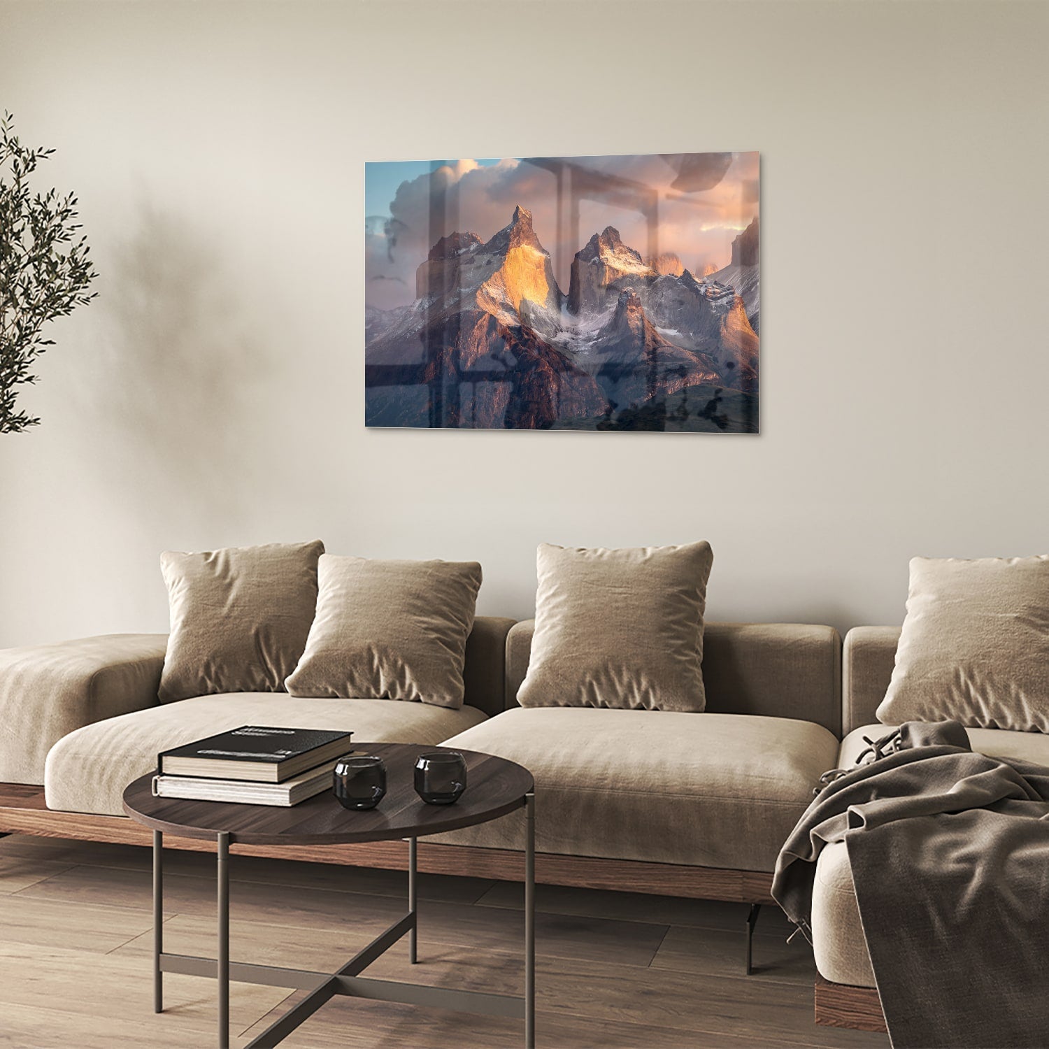 Glazen schilderij met berglandschap aan de muur in een moderne woonkamer