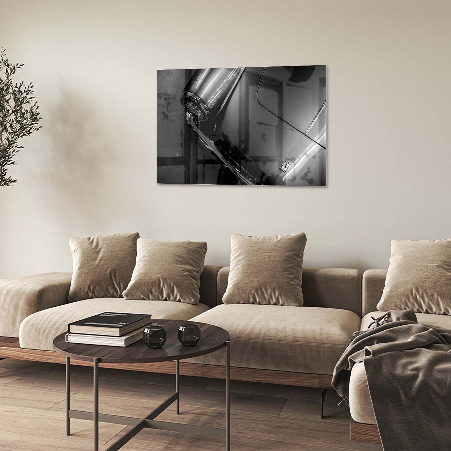 Glazen schilderij met abstracte vormen aan de muur in een stijlvolle kamer.