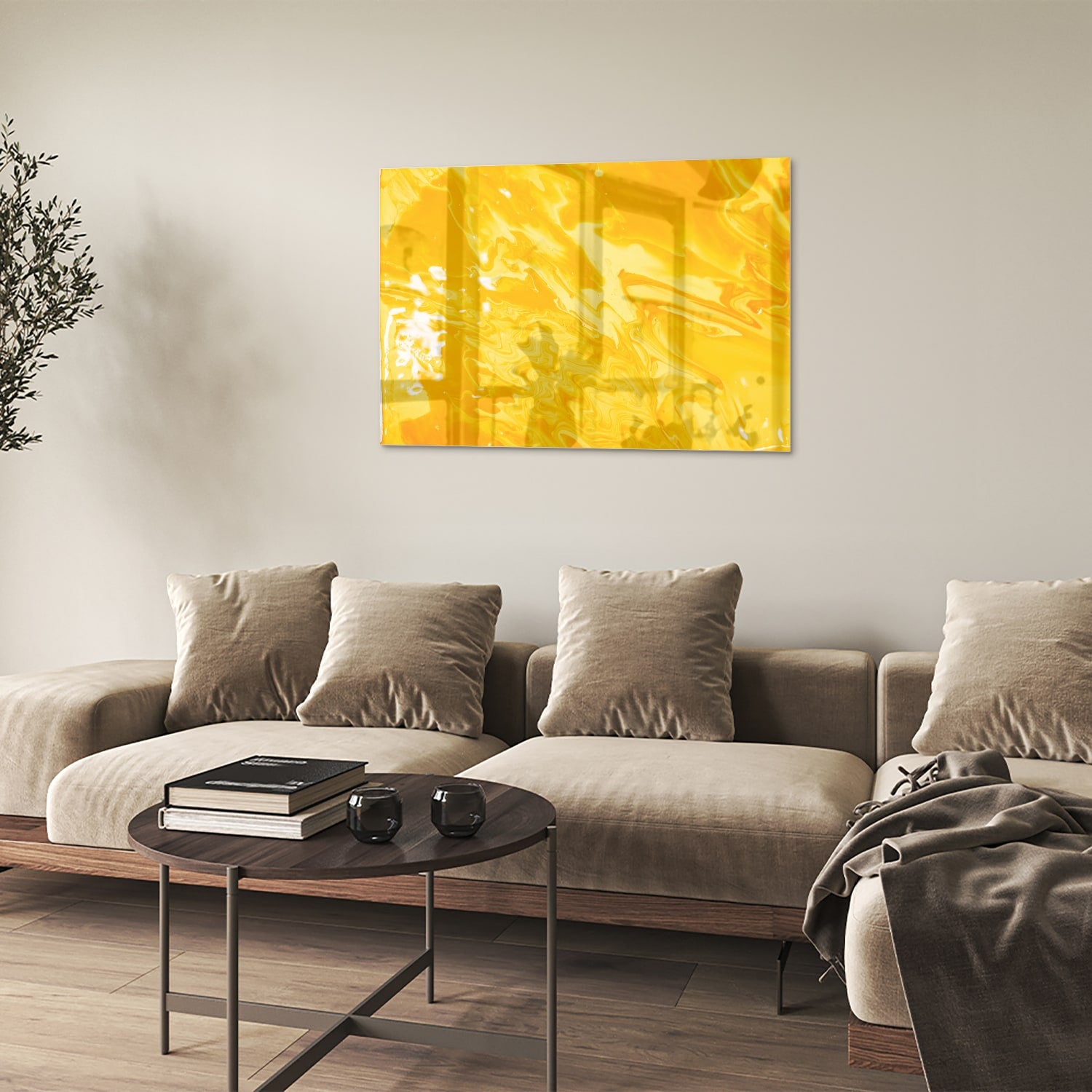 Abstract geel glazen schilderij aan de muur in een moderne woonkamer.