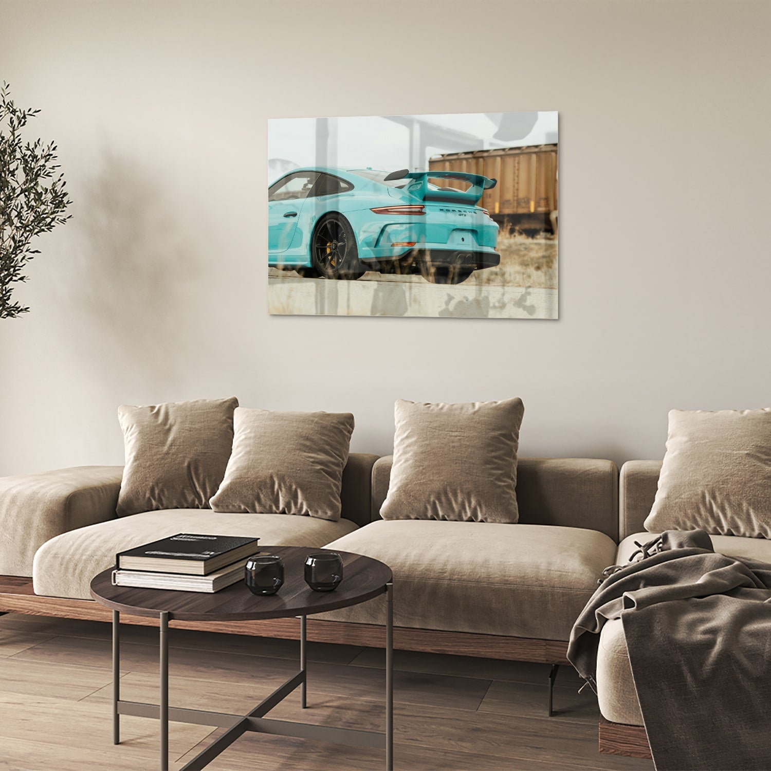 Glazen schilderij van een turquoise sportauto aan de muur in een moderne woonkamer