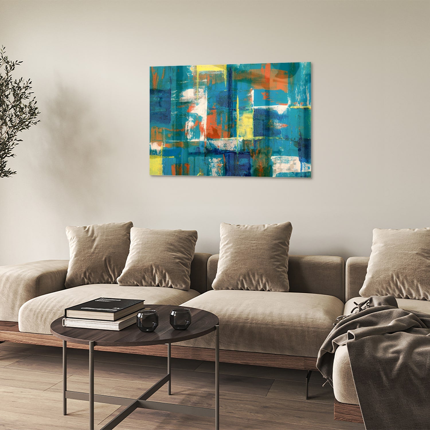 Kleurrijk abstract glazen schilderij in turquoise en oranje, genstalleerd in een moderne woonkamer.